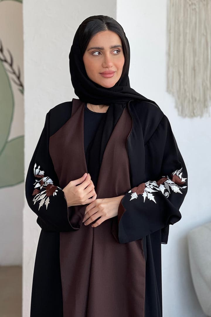 عبايه سوداء بقصة بنيه مورده ع الاكمام