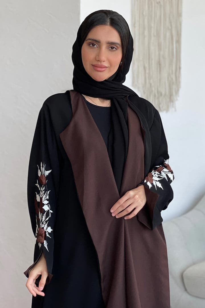 عبايه سوداء بقصة بنيه مورده ع الاكمام