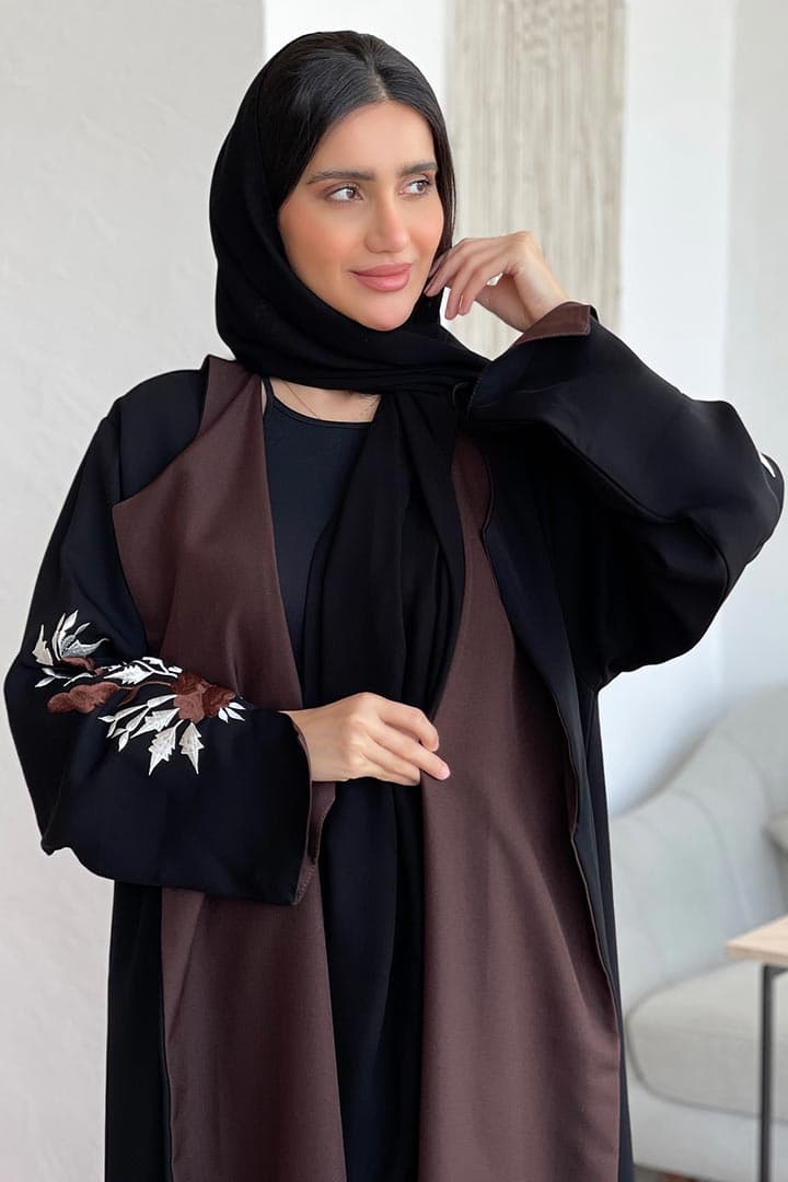 عبايه سوداء بقصة بنيه مورده ع الاكمام