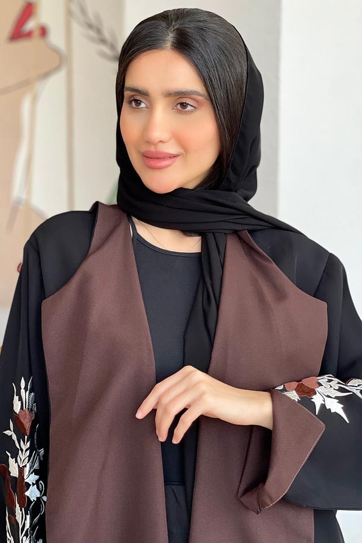 عبايه سوداء بقصة بنيه مورده ع الاكمام