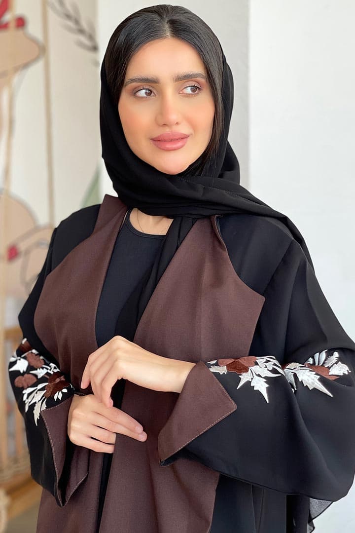 عبايه سوداء بقصة بنيه مورده ع الاكمام