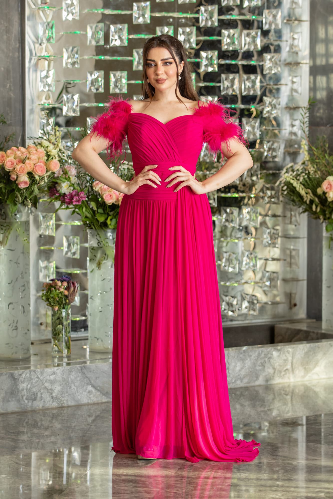 فستان سهرة طويل بريش على الاكمام