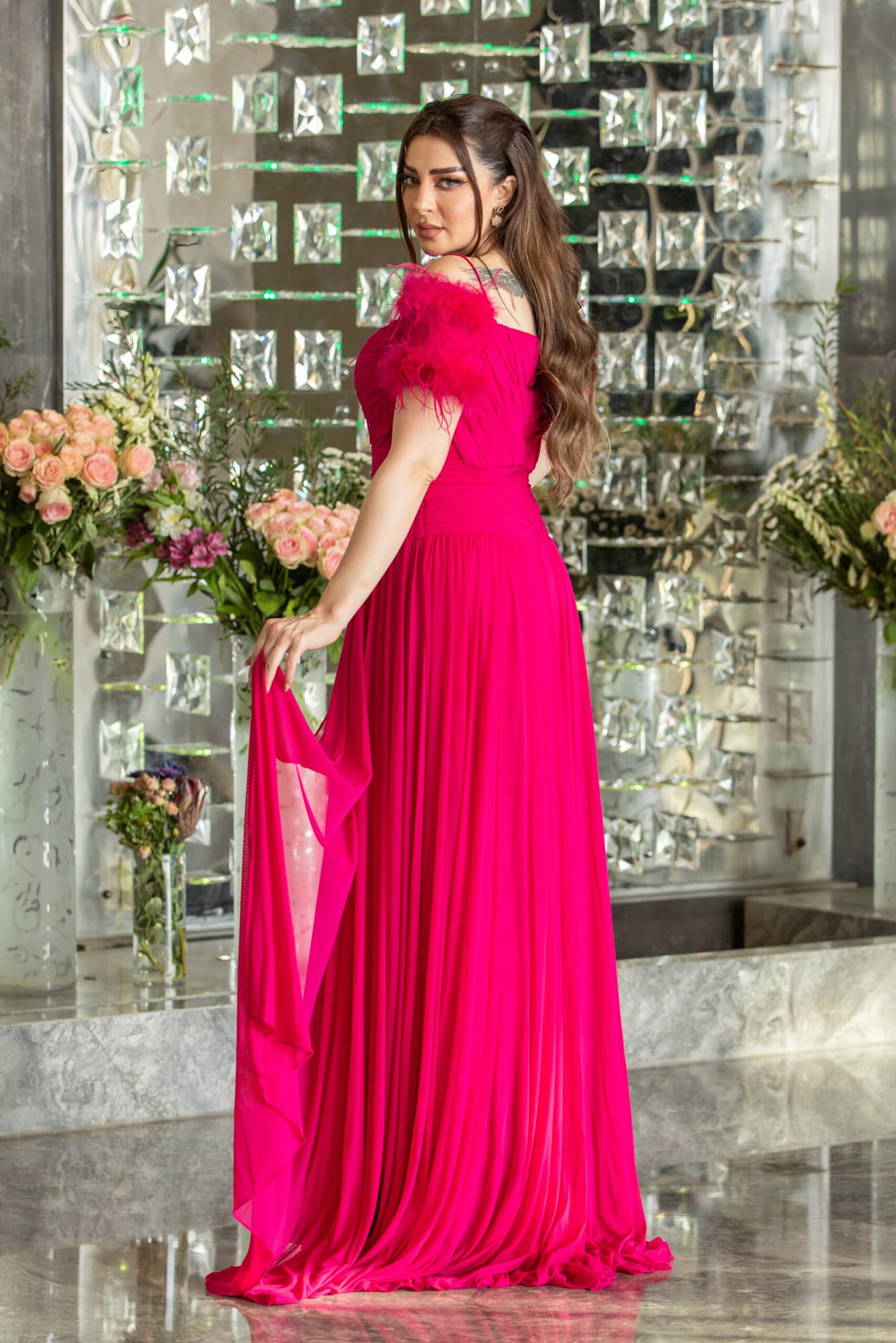 فستان سهرة طويل بريش على الاكمام