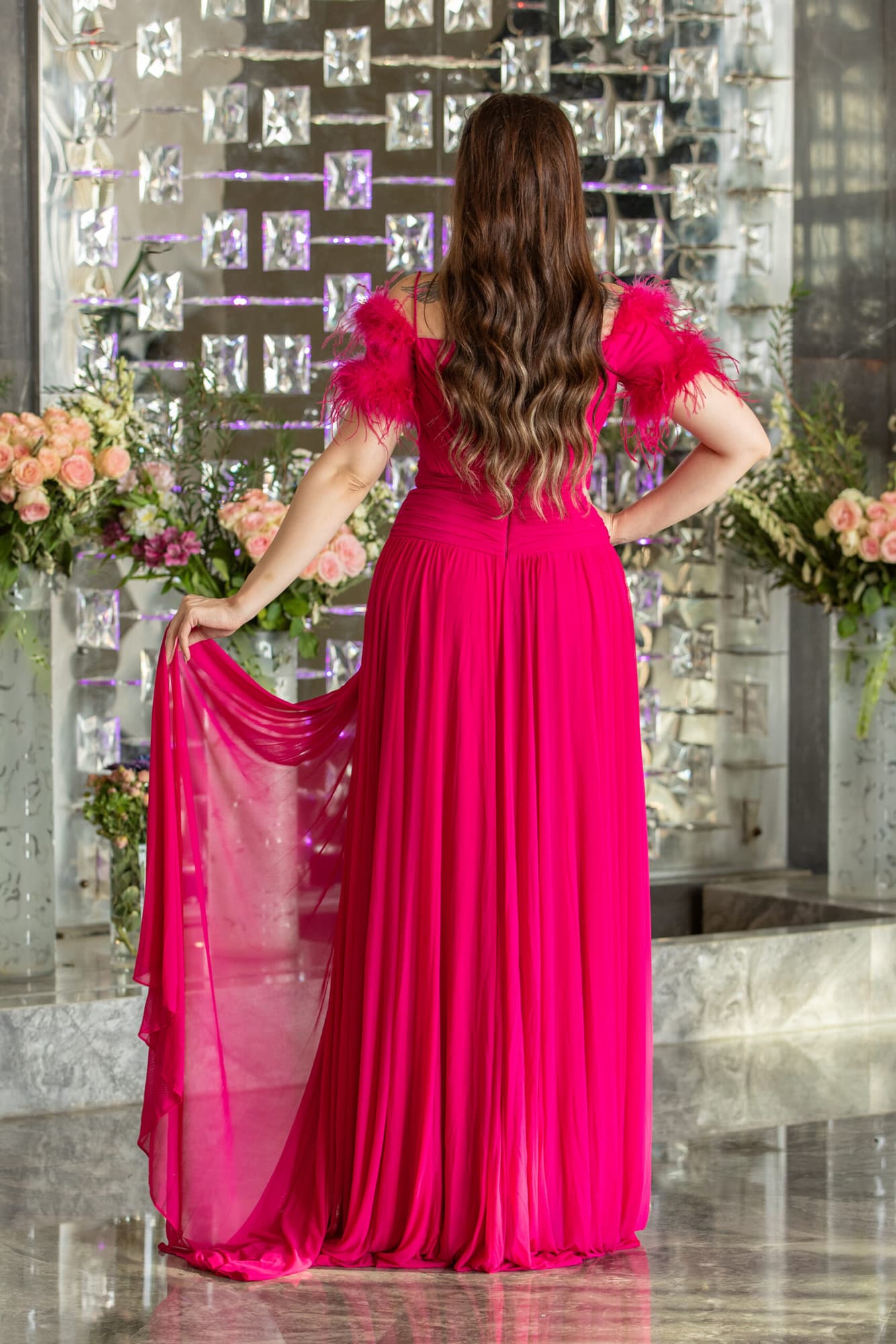 فستان سهرة طويل بريش على الاكمام