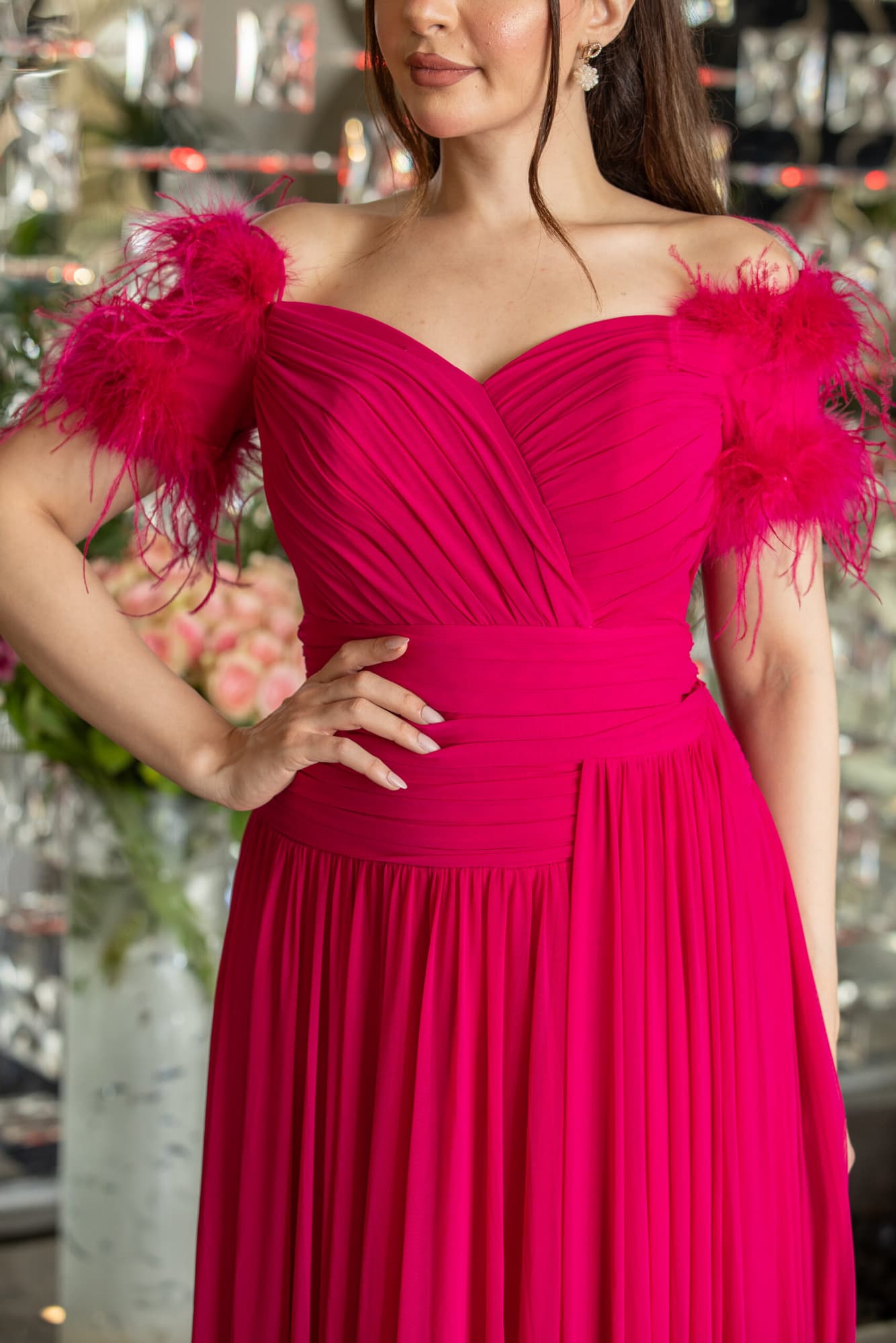 فستان سهرة طويل بريش على الاكمام