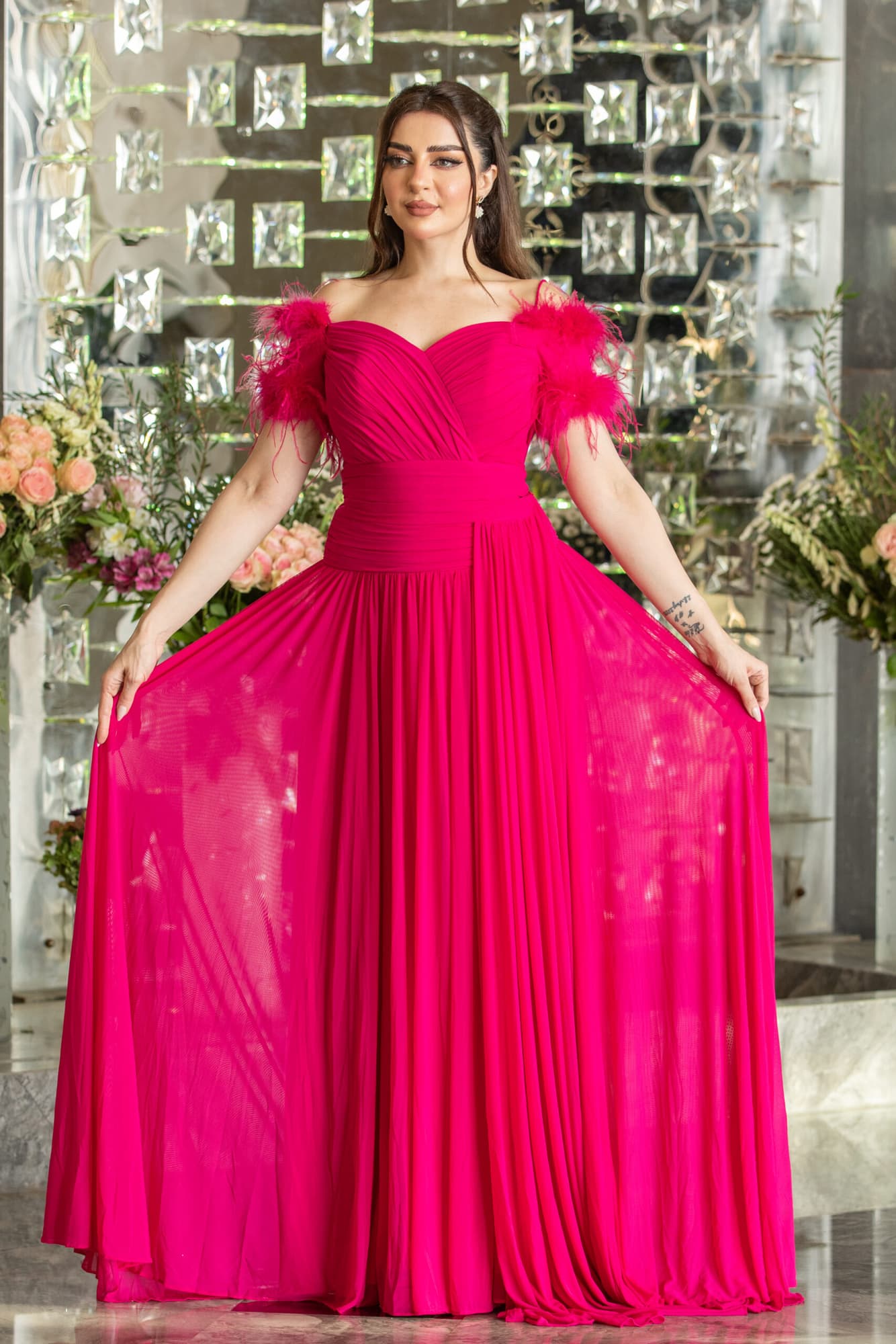 فستان سهرة طويل بريش على الاكمام