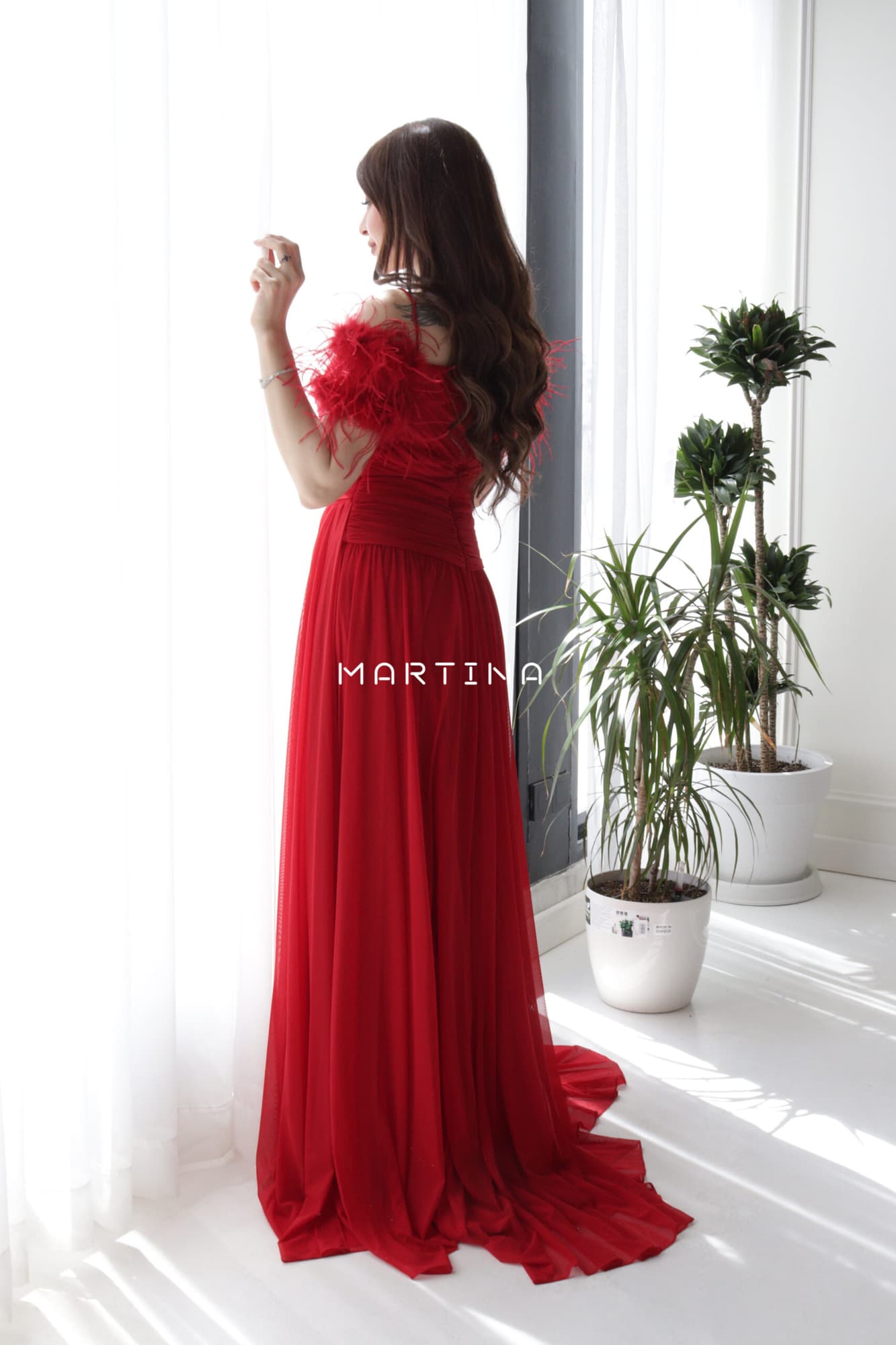 فستان سهرة طويل بريش على الاكمام