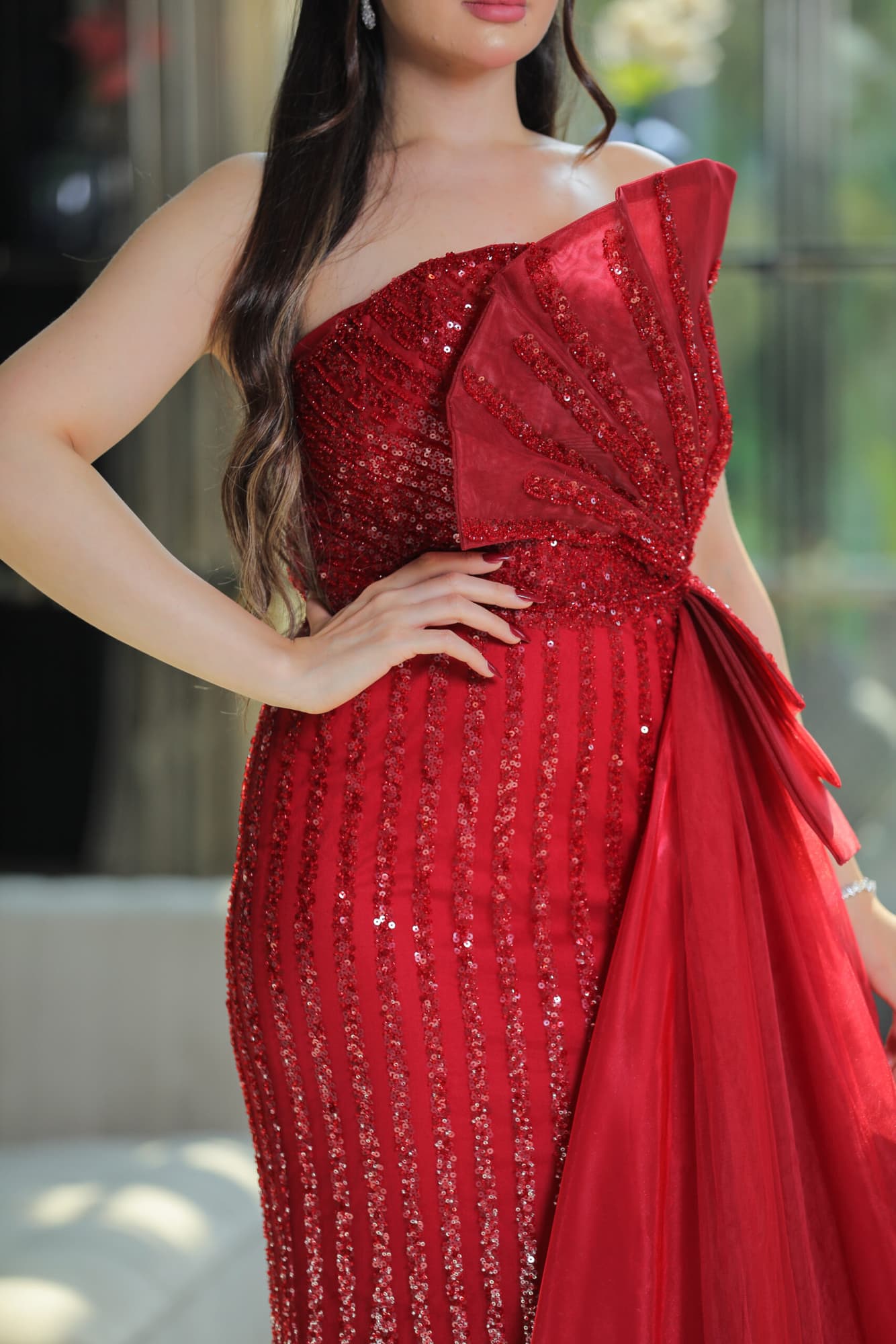 فستان سهرة شكل فيونكة بذيل جانبي احمر