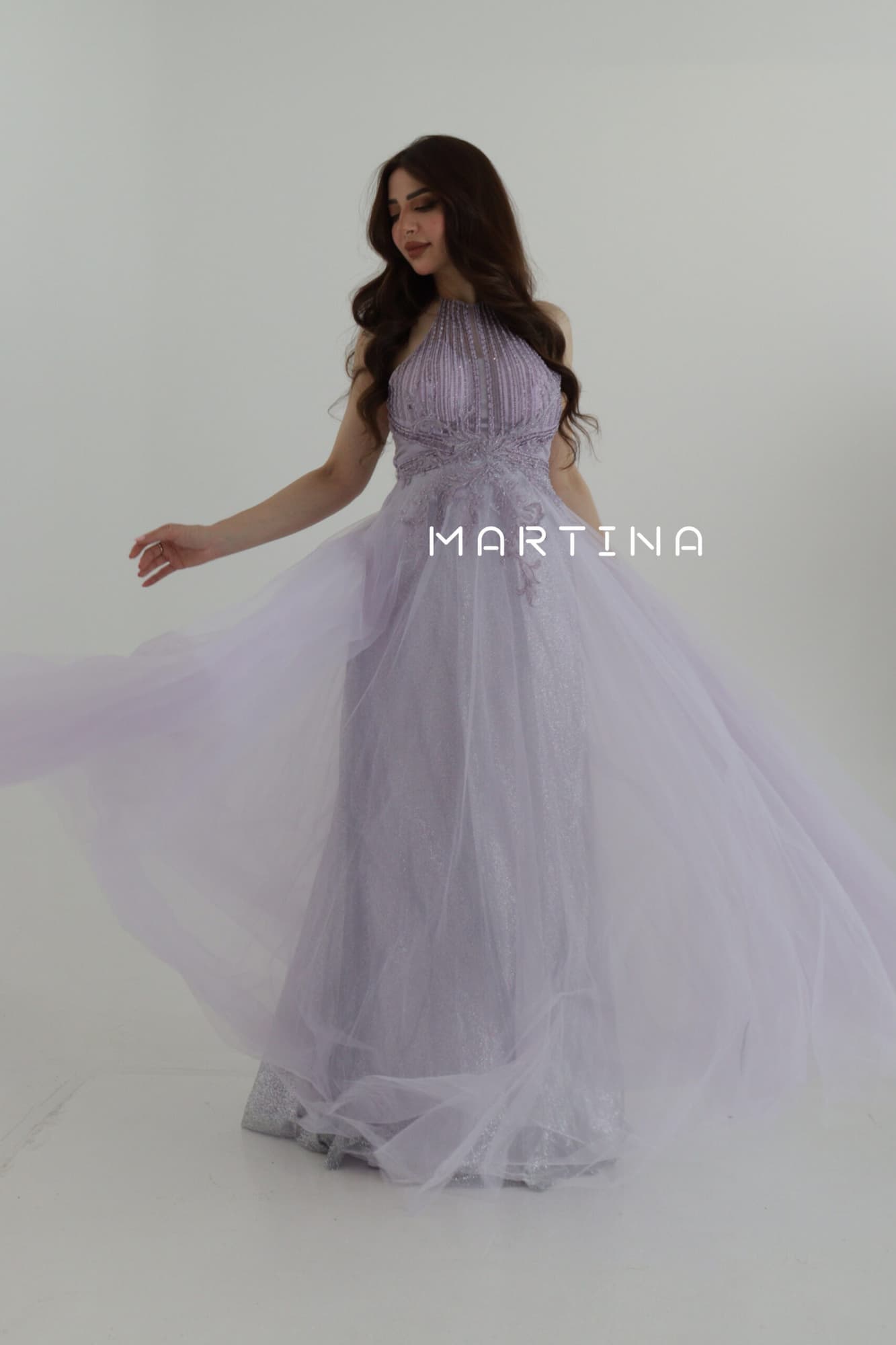 فستان سهرة أنيق بتشكيلة عنق جذابة