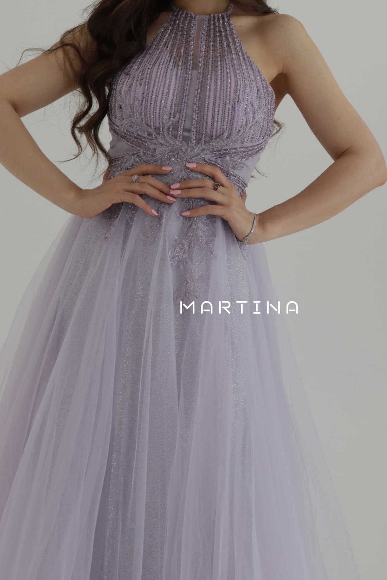 فستان سهرة أنيق بتشكيلة عنق جذابة