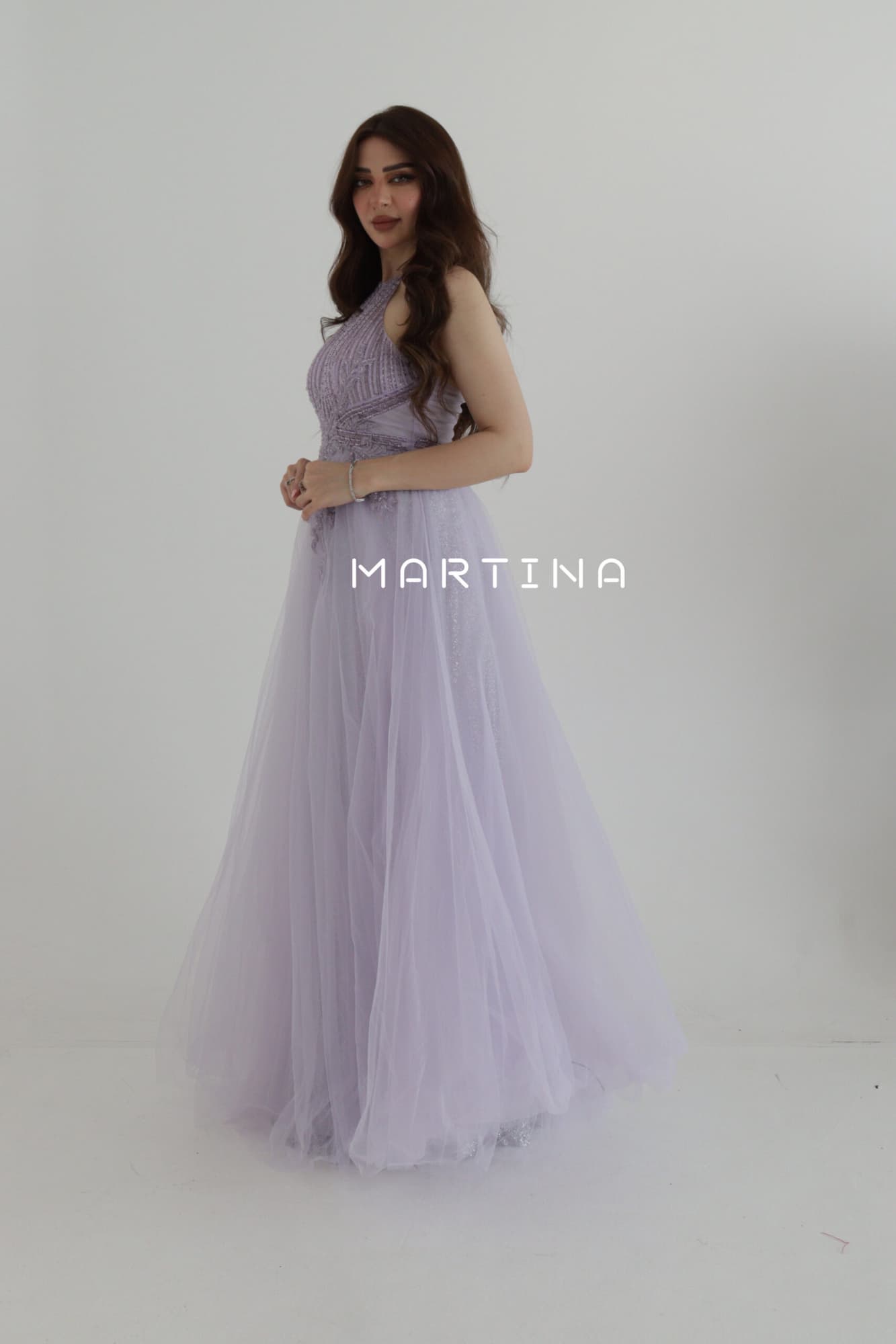 فستان سهرة أنيق بتشكيلة عنق جذابة