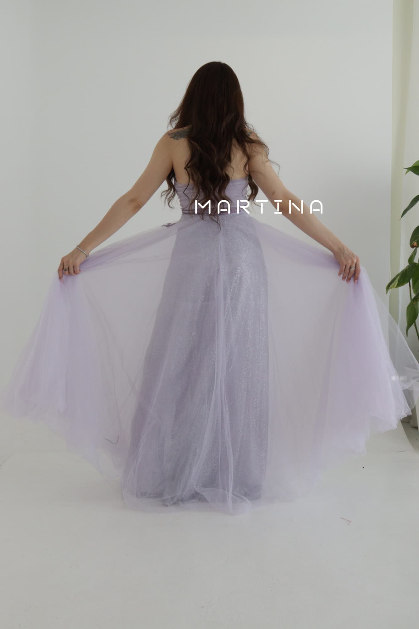 فستان سهرة أنيق بتشكيلة عنق جذابة