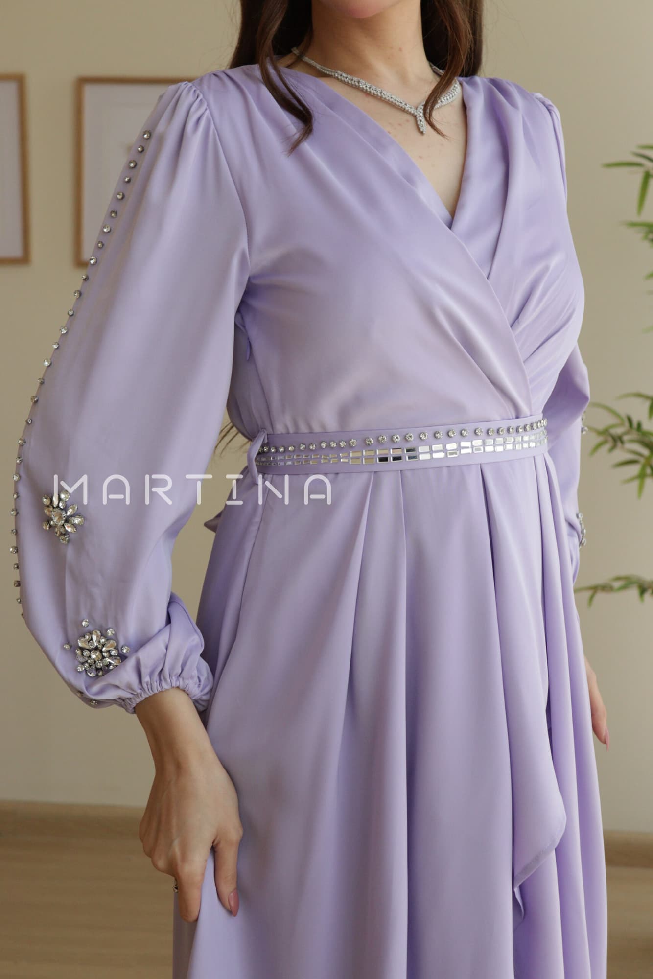 فستان ناعم بطبقتين وحزام قماش مزين بكرستال موف فاتح