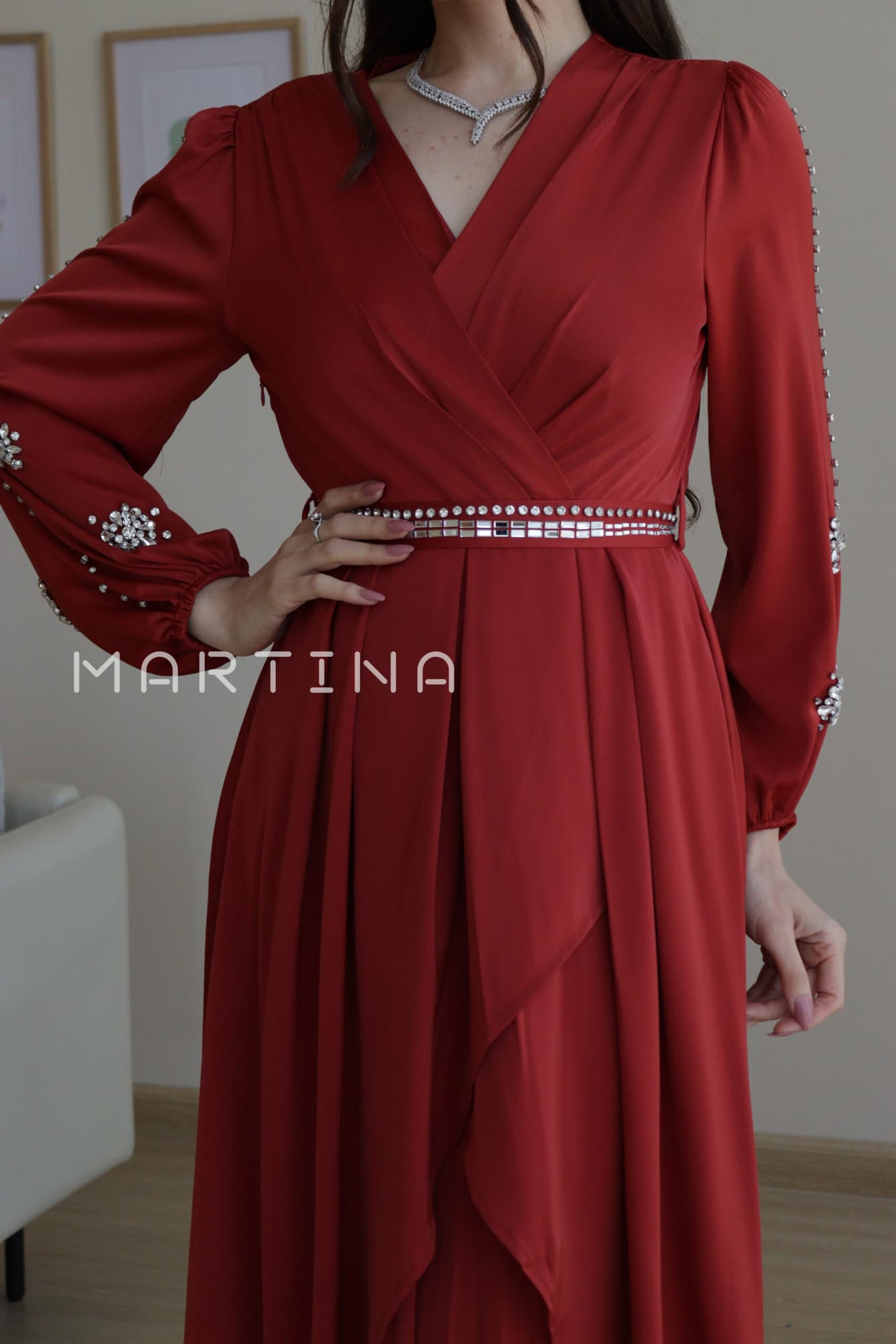 فستان ناعم بطبقتين وحزام قماش مزين بكرستال احمر طوبي