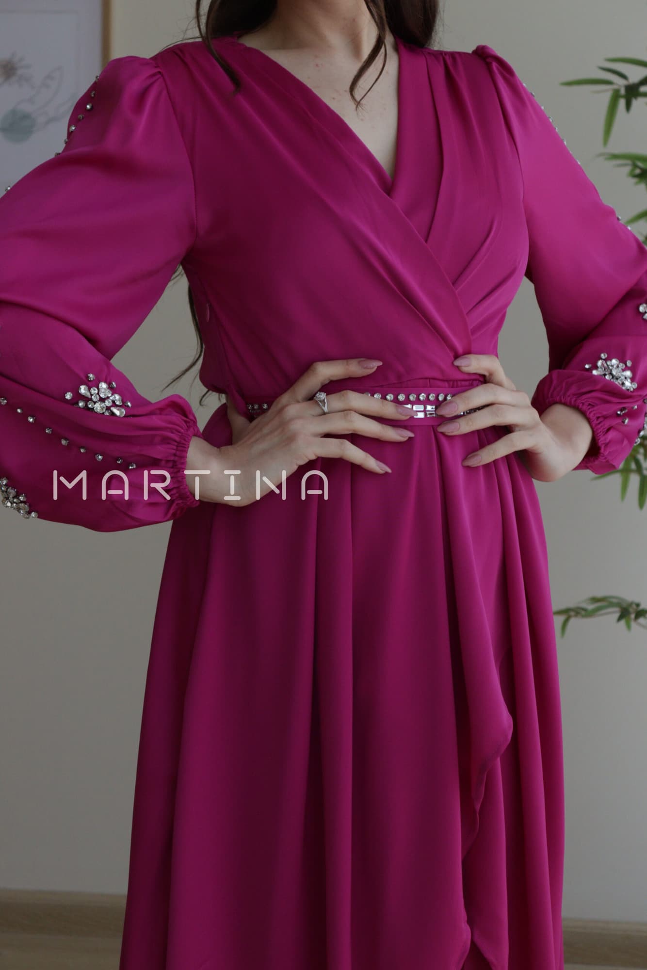 فستان ناعم بطبقتين وحزام قماش مزين بكرستال فوشي