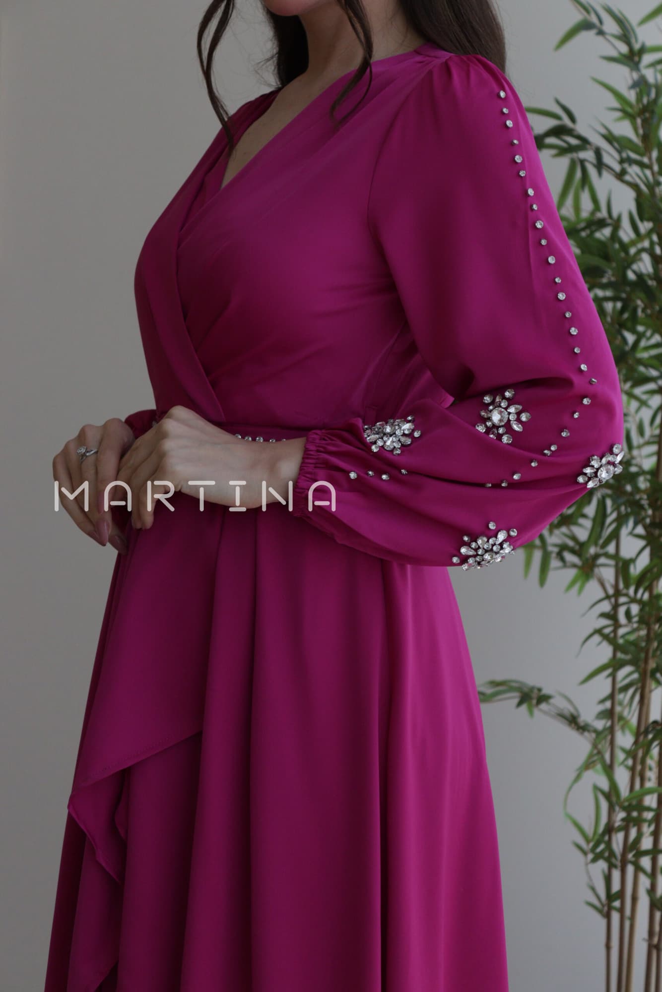 فستان ناعم بطبقتين وحزام قماش مزين بكرستال فوشي