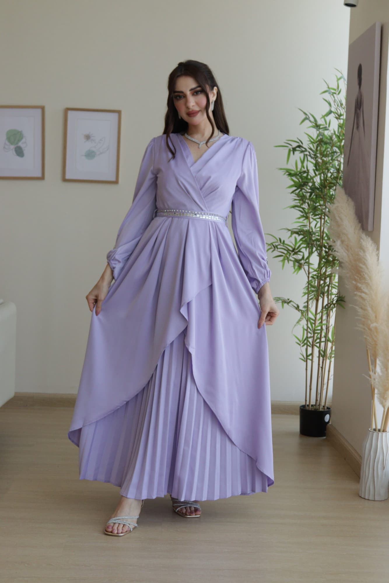 فستان ناعم بطبقتين وحزام قماش مزين بكرستال