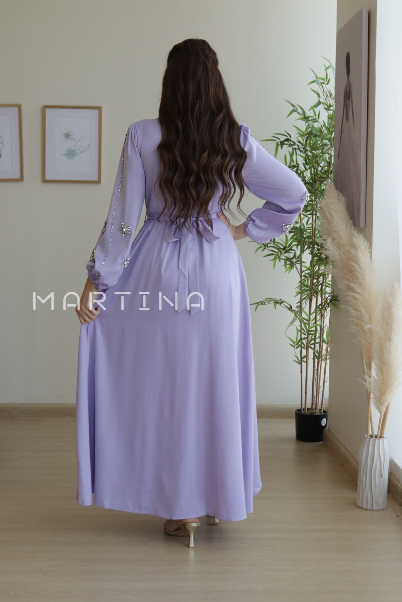 فستان ناعم بطبقتين وحزام قماش مزين بكرستال