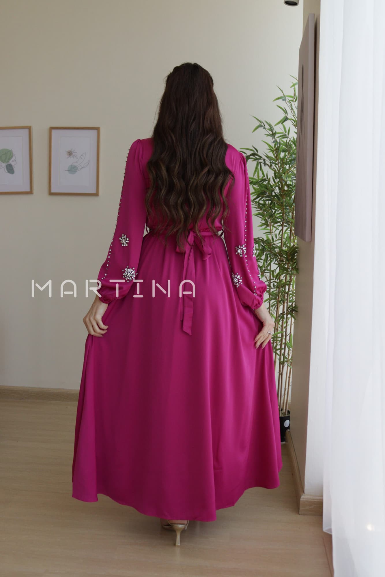 فستان ناعم بطبقتين وحزام قماش مزين بكرستال