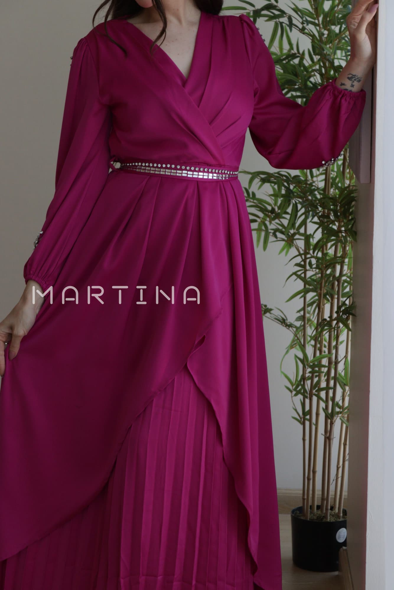 فستان ناعم بطبقتين وحزام قماش مزين بكرستال