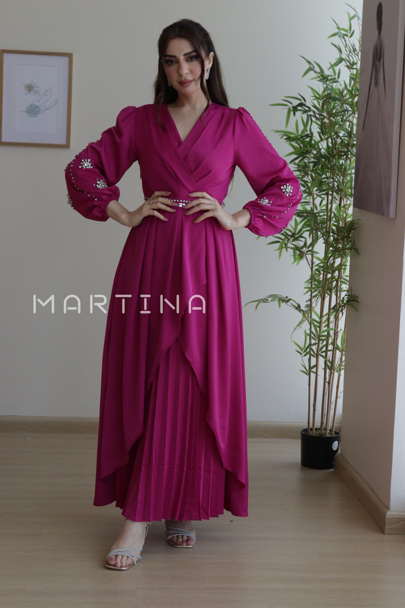 فستان ناعم بطبقتين وحزام قماش مزين بكرستال