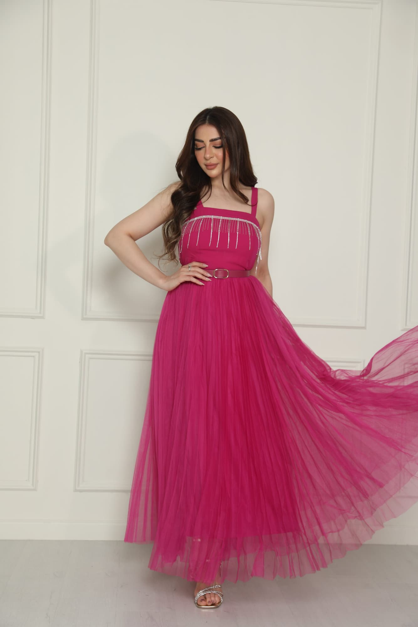 فستان تل مزين بالكرستال على الصدر