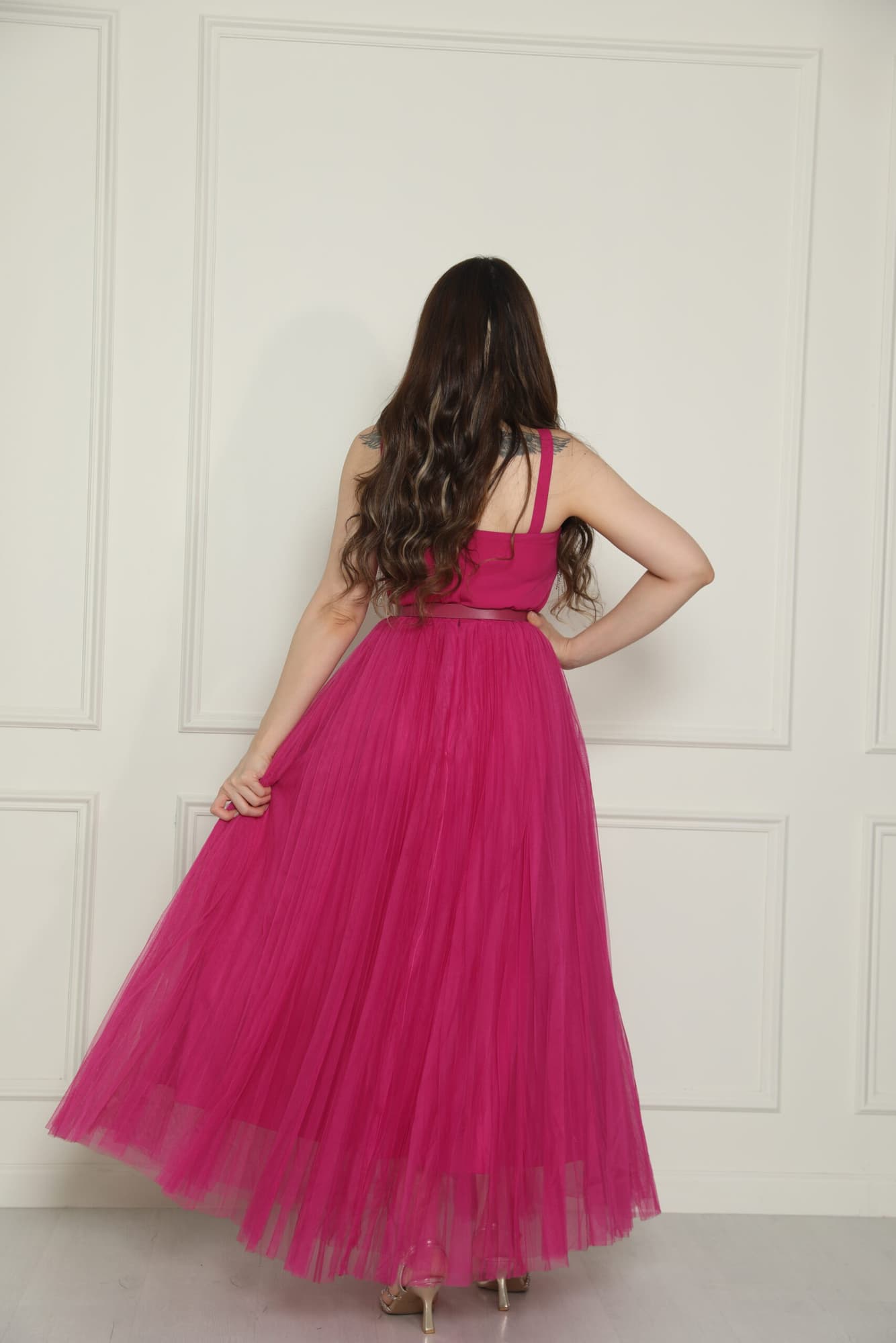 فستان تل مزين بالكرستال على الصدر