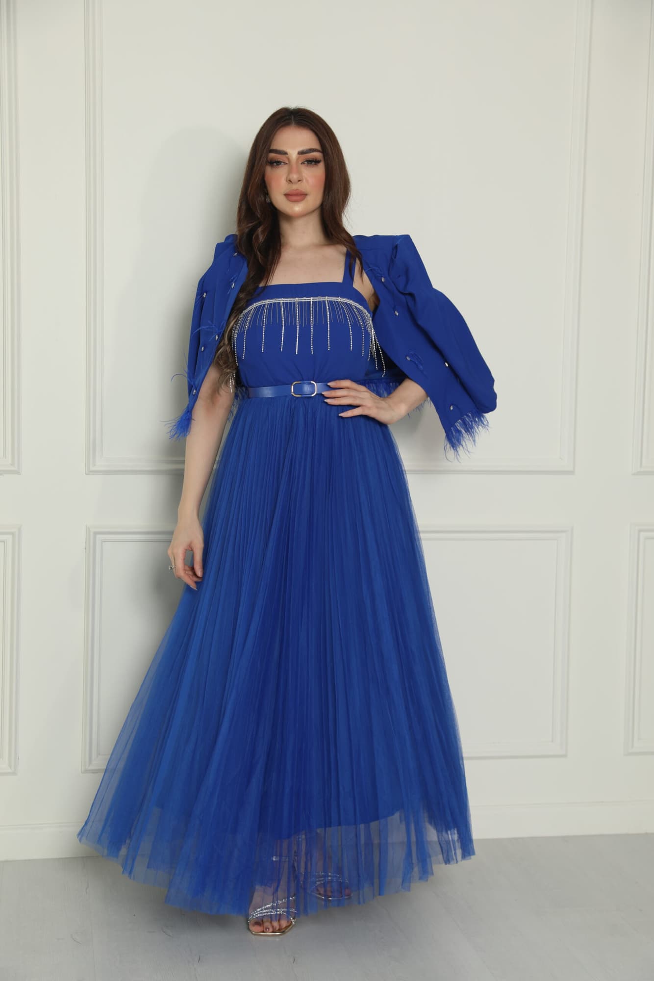 فستان تل مزين بالكرستال على الصدر