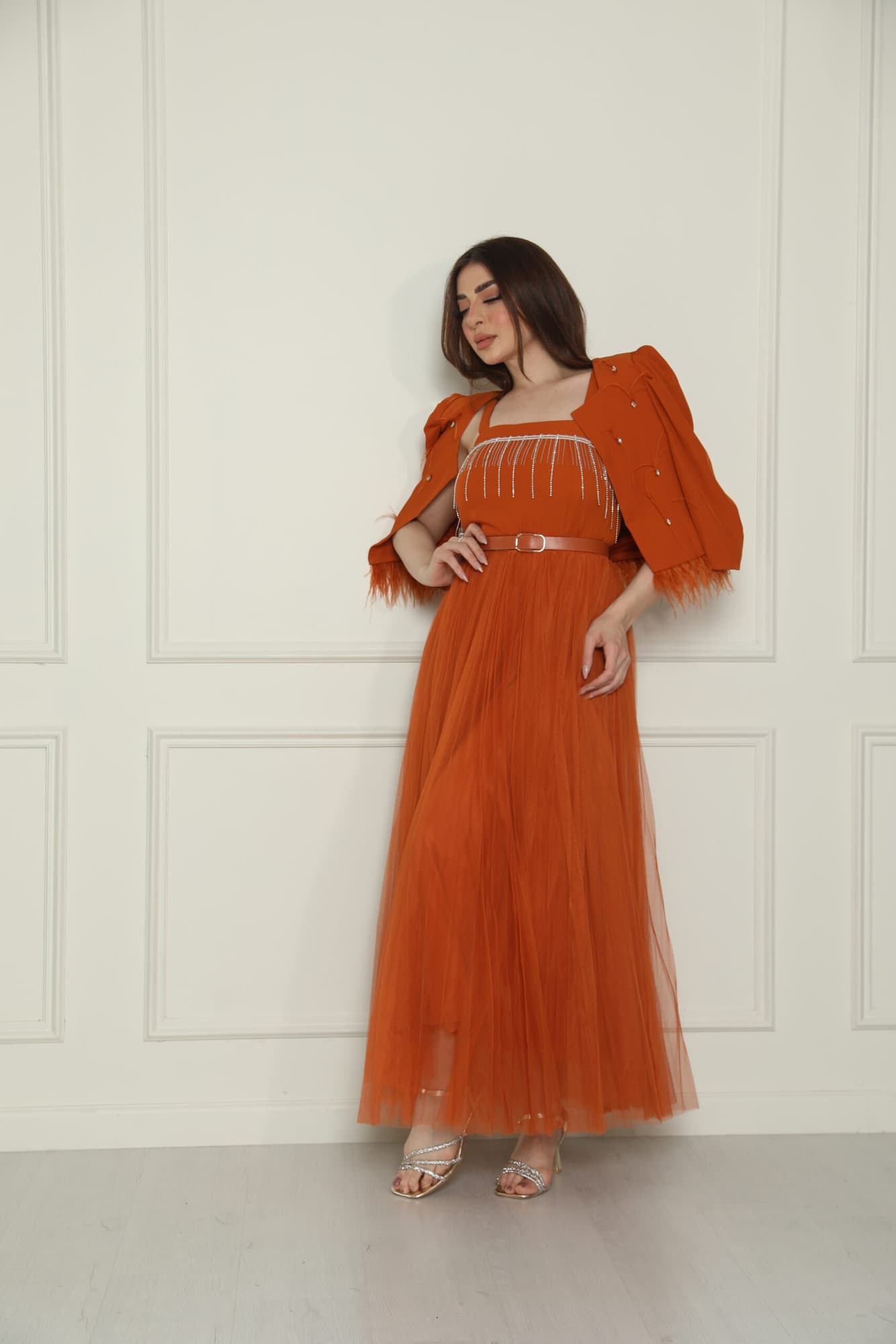 فستان تل مزين بالكرستال على الصدر