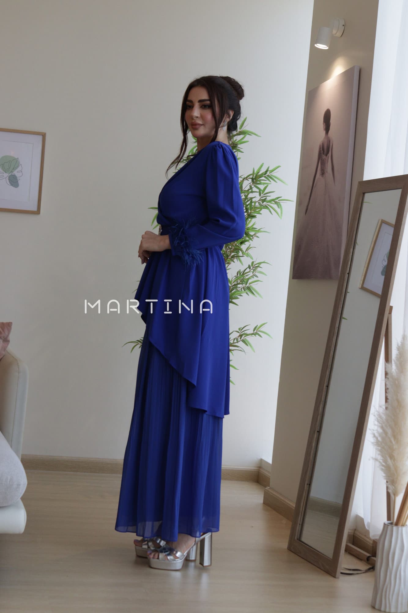 افرول واسع طويل باكمام ريش وحزام مزين بكرستال