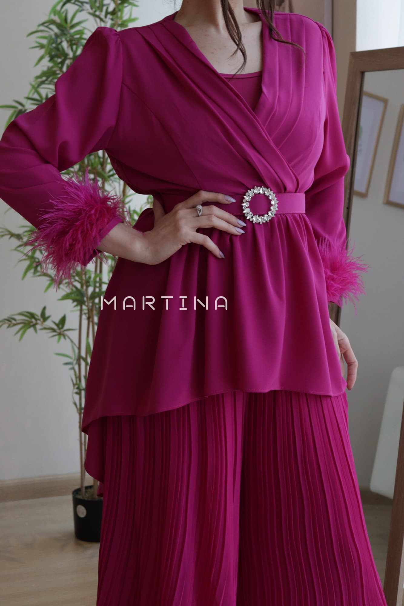 افرول واسع طويل باكمام ريش وحزام مزين بكرستال فوشي