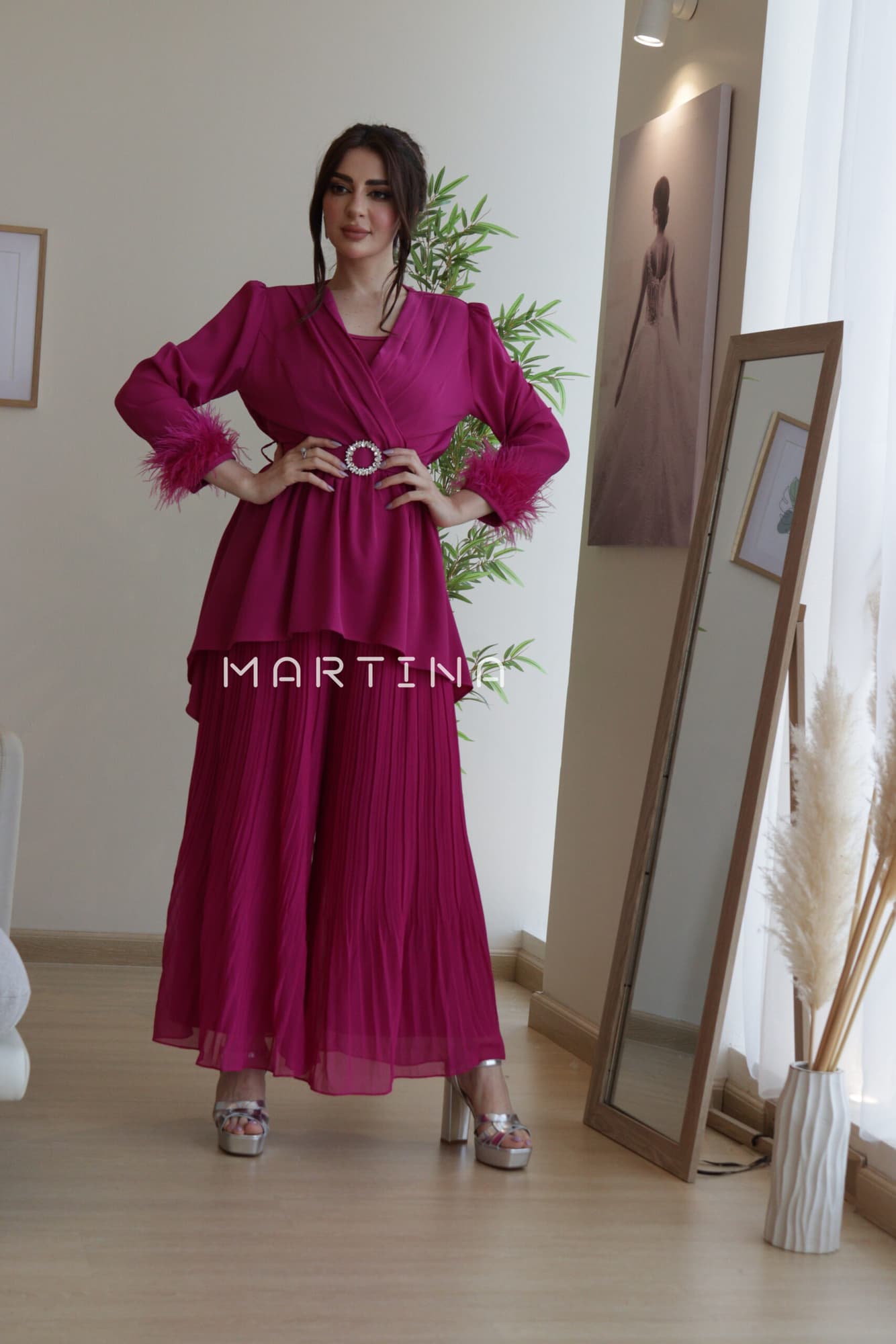 افرول واسع طويل باكمام ريش وحزام مزين بكرستال