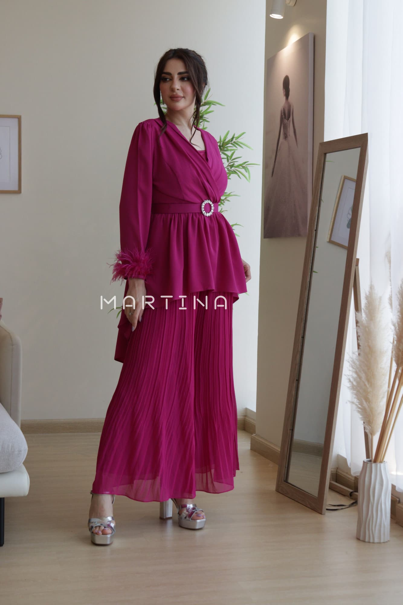 افرول واسع طويل باكمام ريش وحزام مزين بكرستال