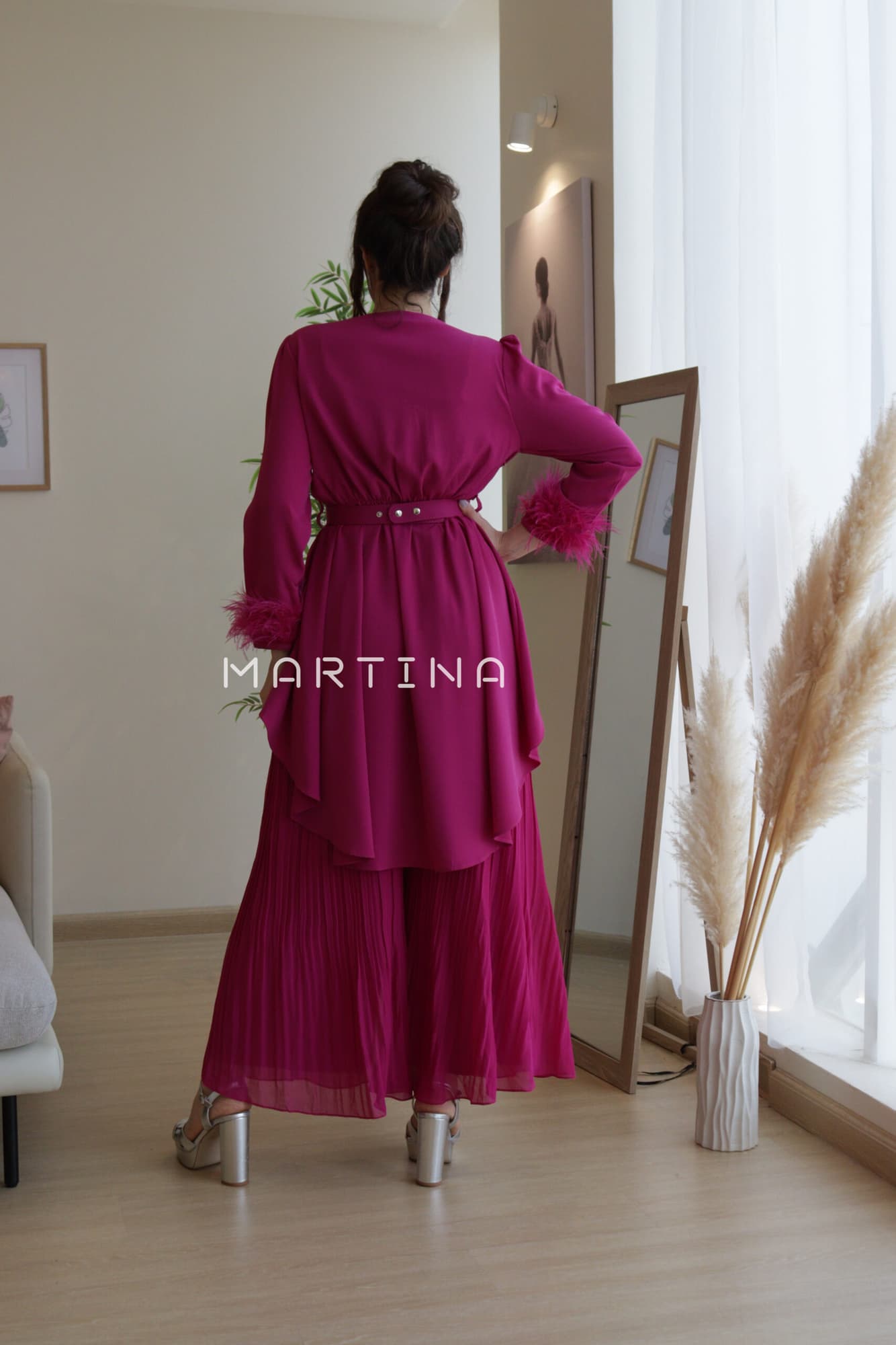 افرول واسع طويل باكمام ريش وحزام مزين بكرستال