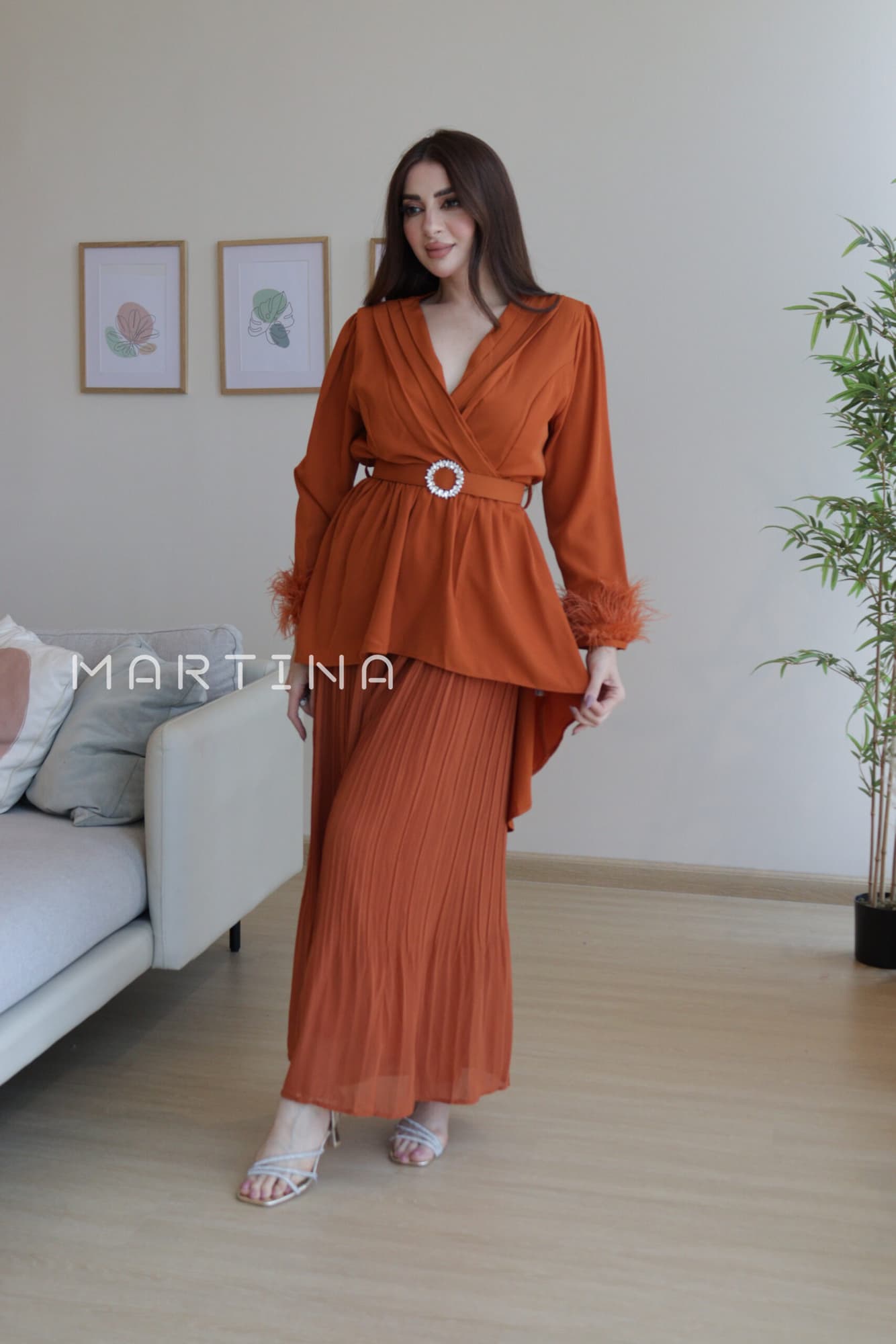 افرول واسع طويل باكمام ريش وحزام مزين بكرستال