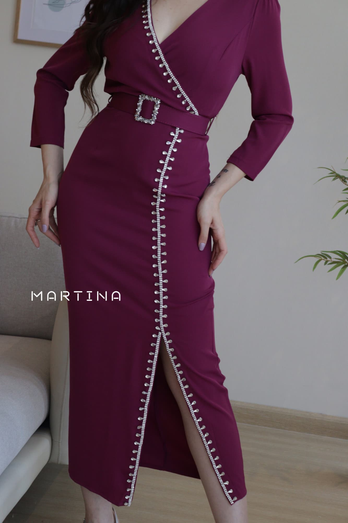 فستان ناعم مزين بفصوص وحزام كرستال