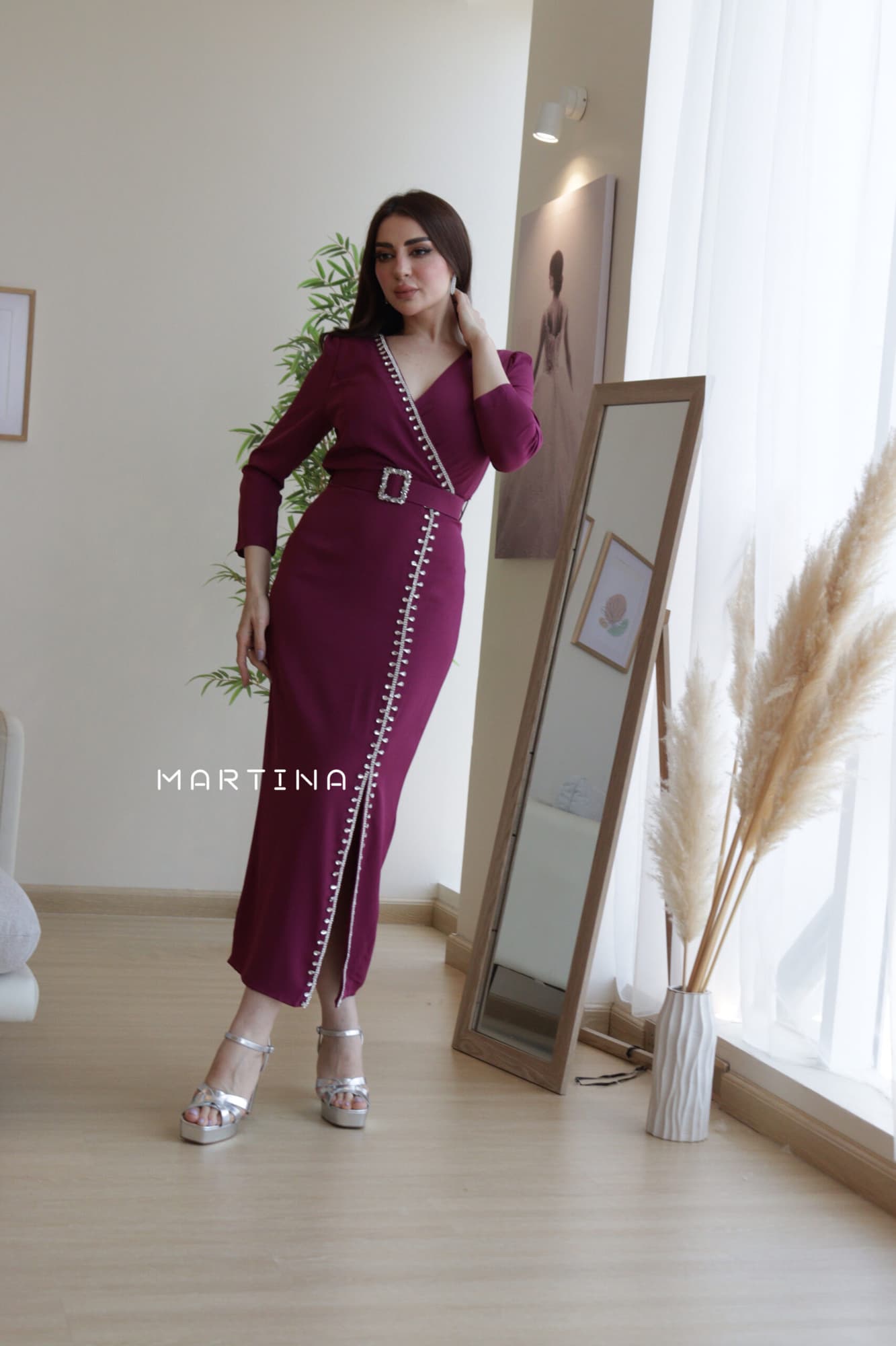 فستان ناعم مزين بفصوص وحزام كرستال