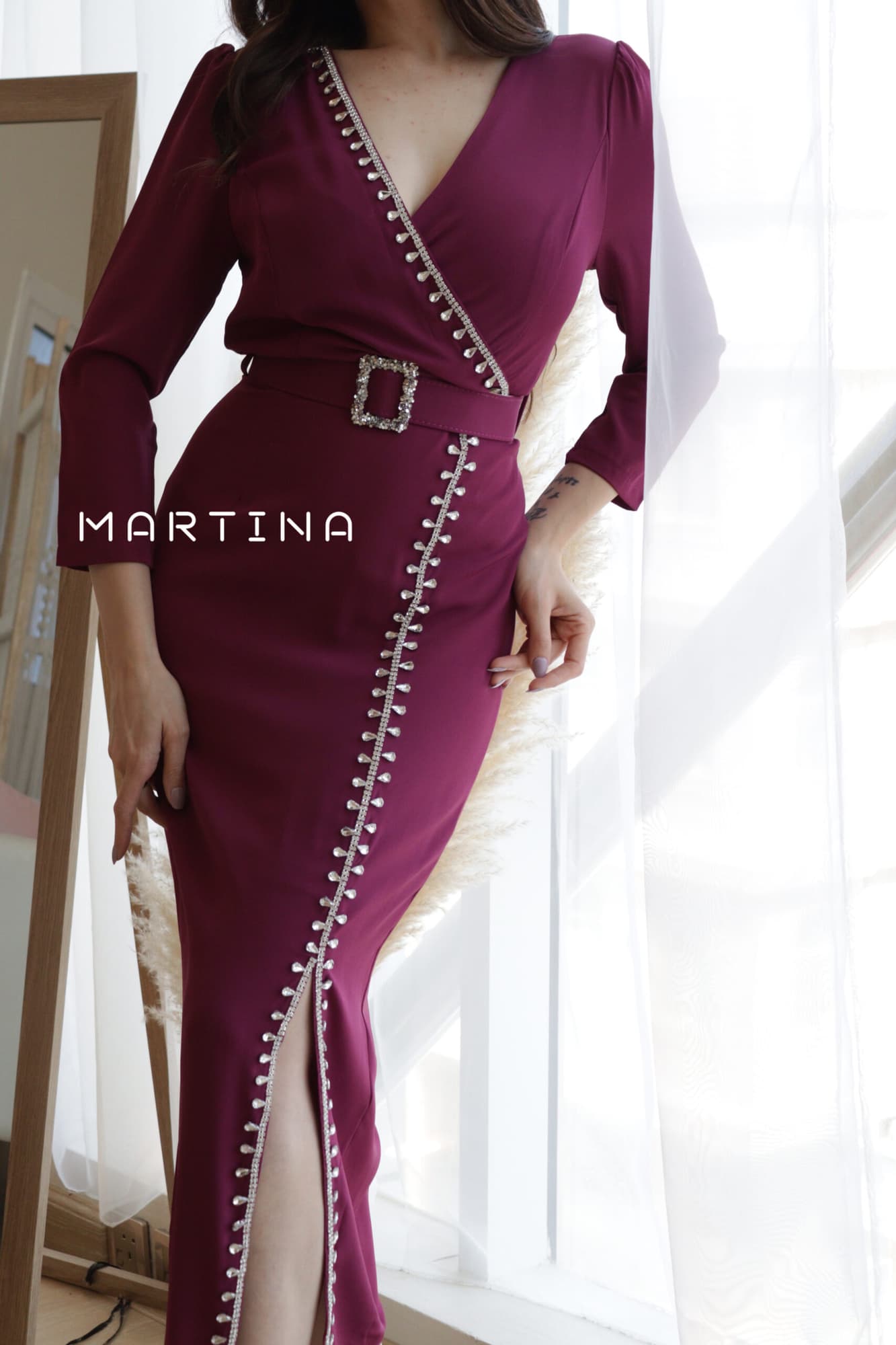 فستان ناعم مزين بفصوص وحزام كرستال