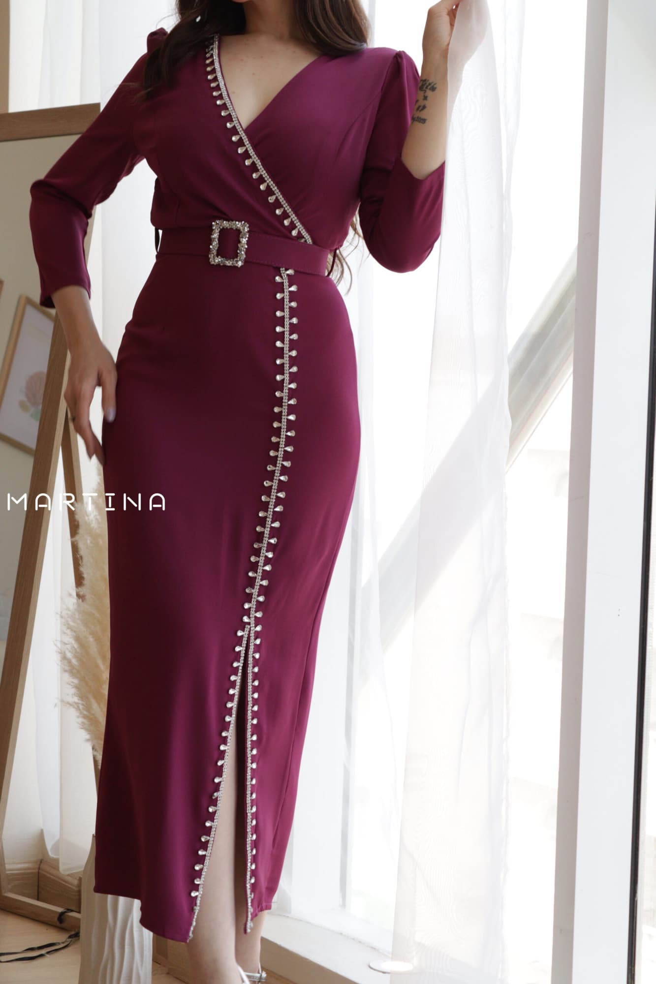 فستان ناعم مزين بفصوص وحزام كرستال