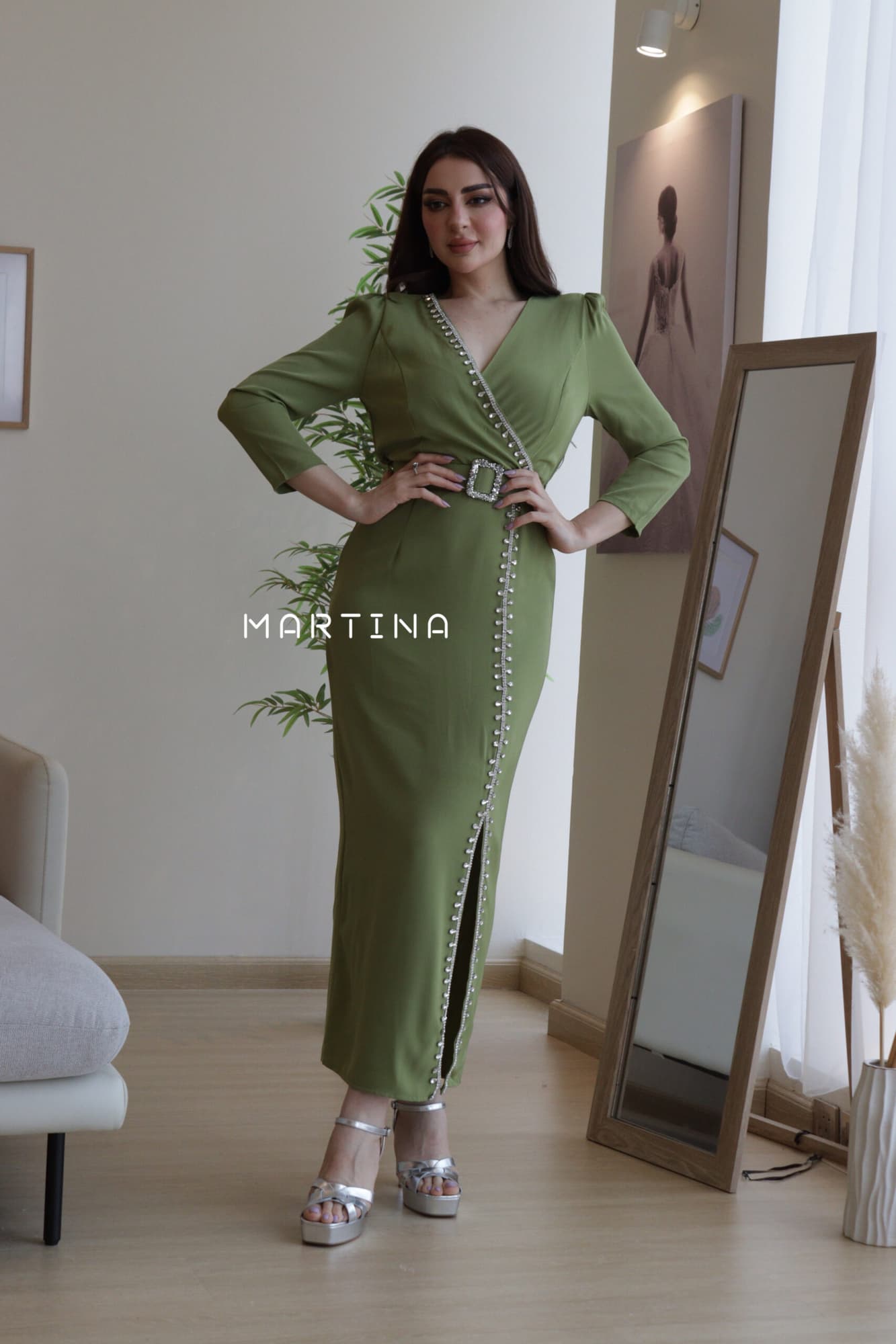 فستان ناعم مزين بفصوص وحزام كرستال