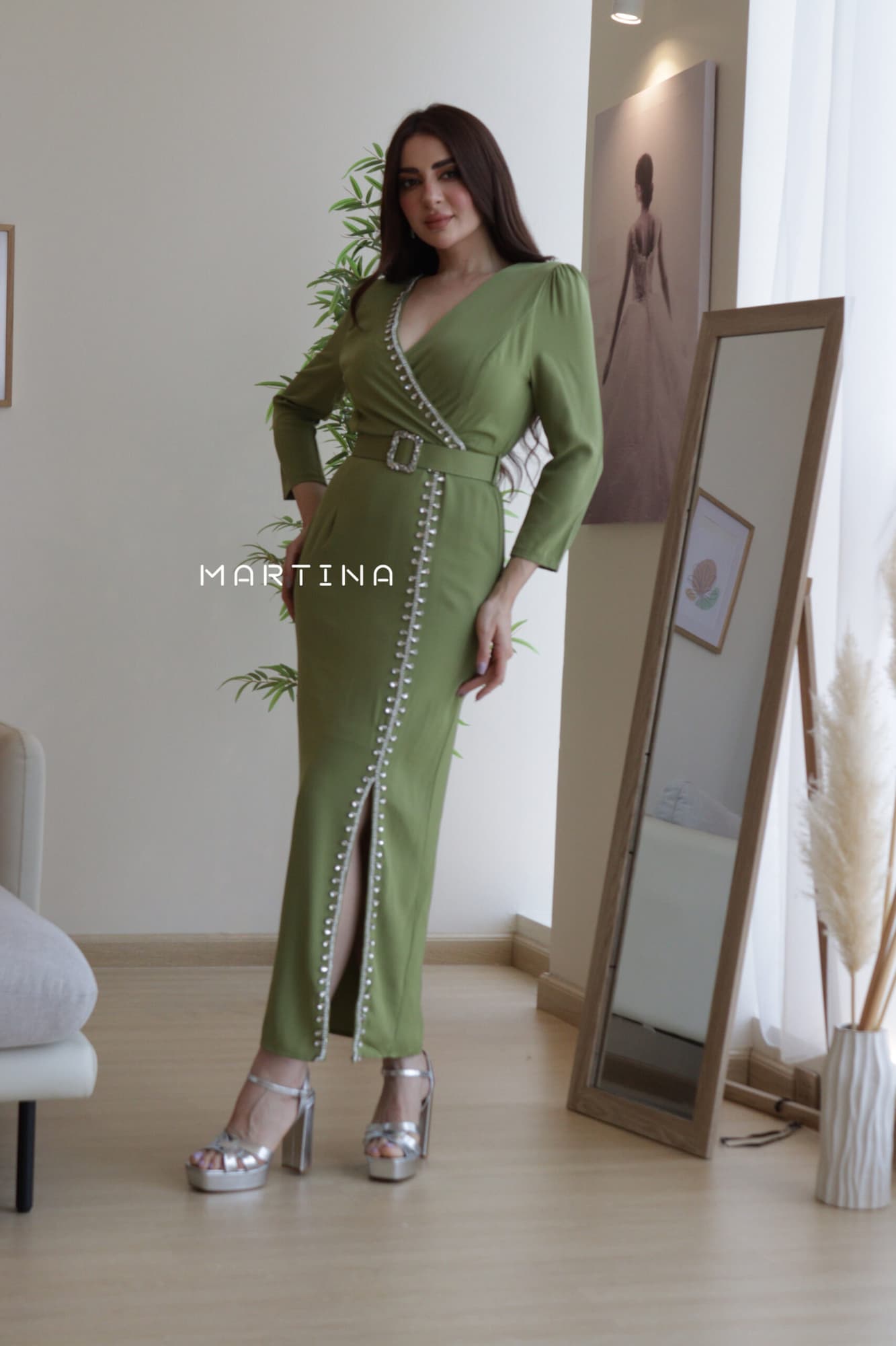 فستان ناعم مزين بفصوص وحزام كرستال