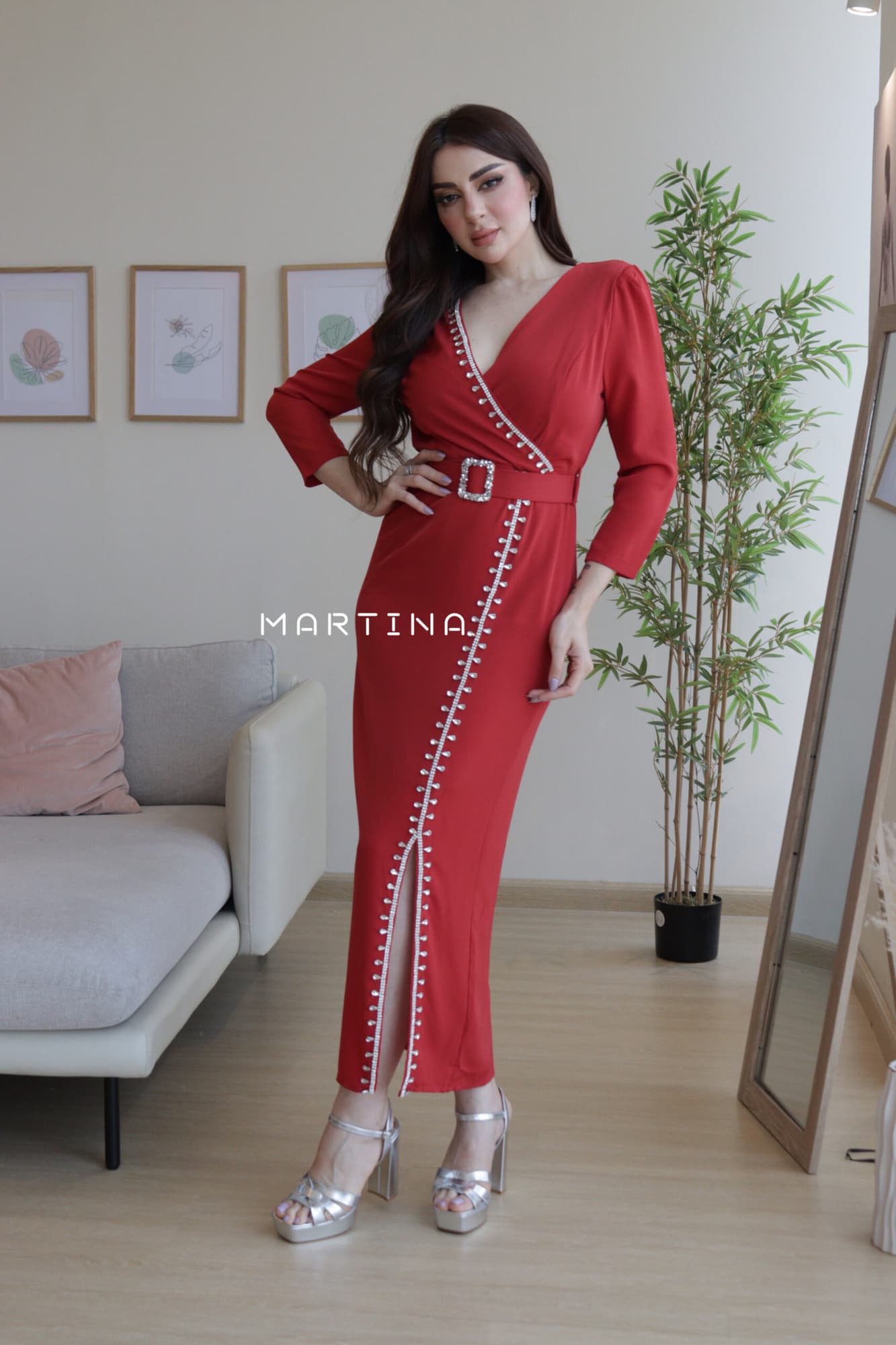 فستان ناعم مزين بفصوص وحزام كرستال