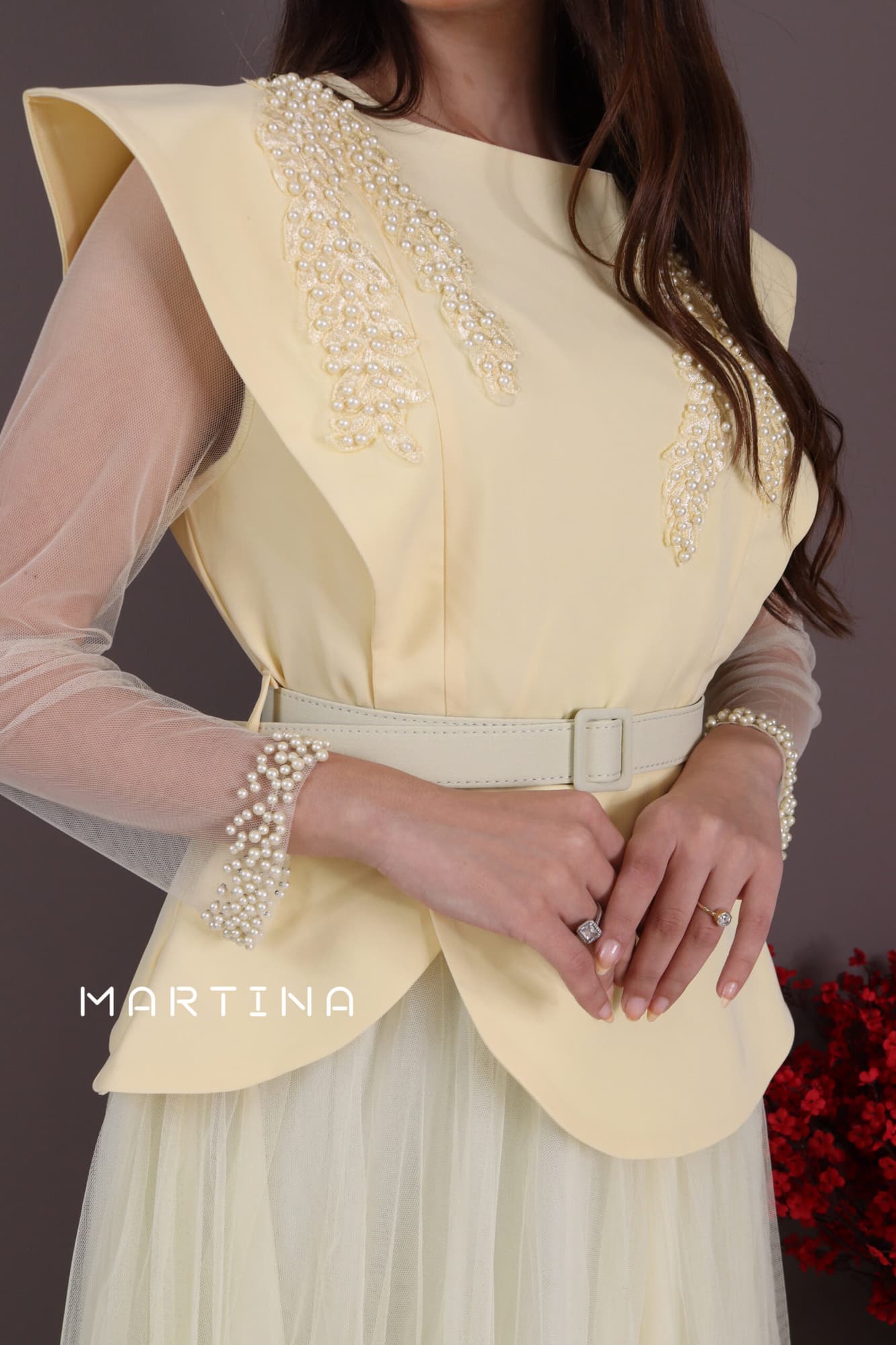 فستان طويل بتطريز على الكتف وأكمام شفافة ليموني