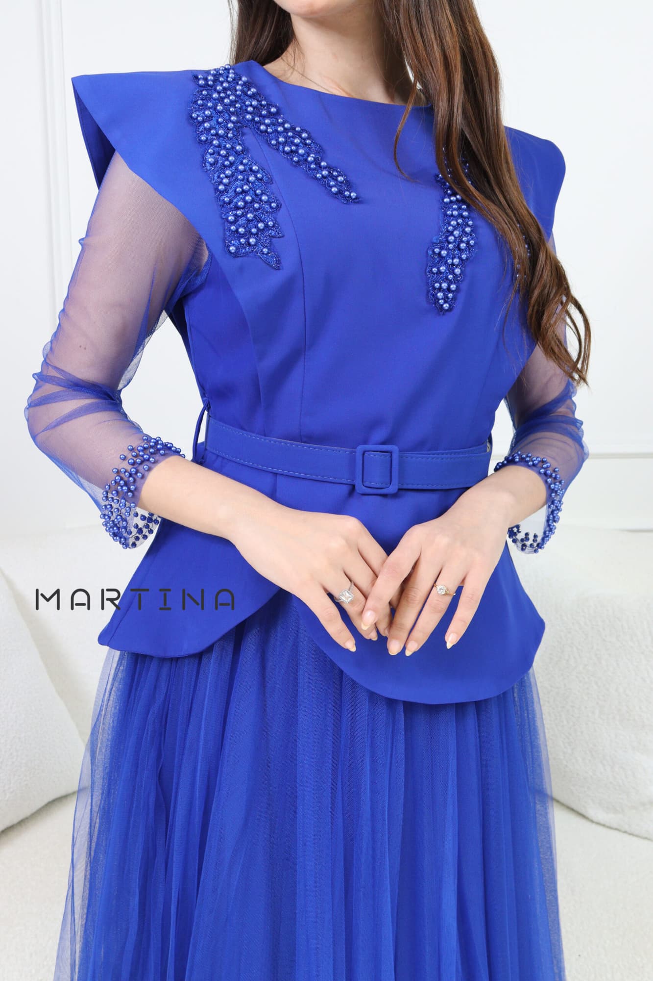 فستان طويل بتطريز على الكتف وأكمام شفافة ازرق