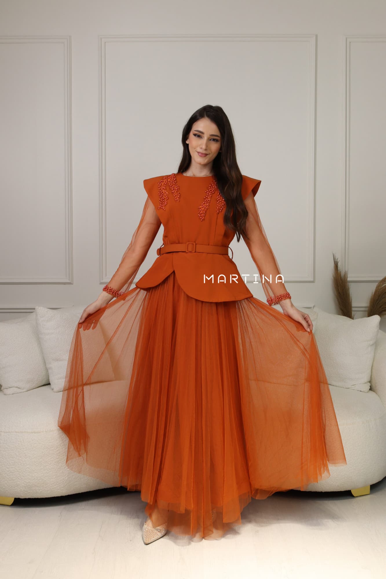 فستان طويل بتطريز على الكتف وأكمام شفافة