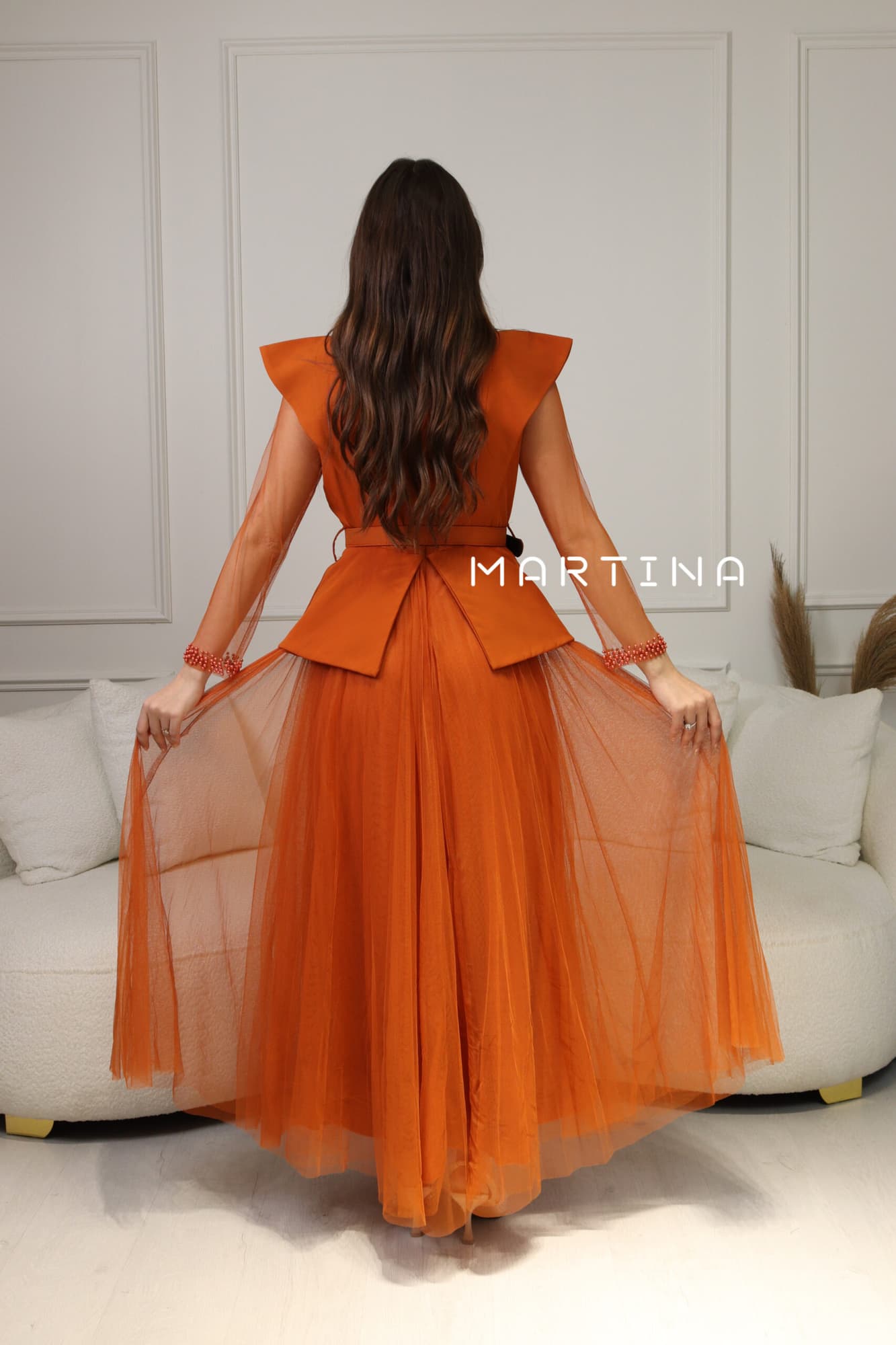 فستان طويل بتطريز على الكتف وأكمام شفافة