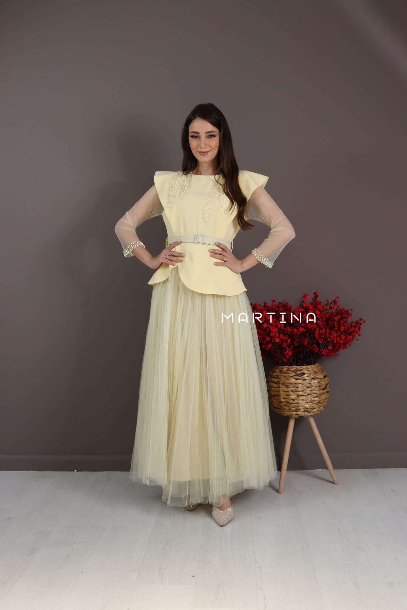 فستان طويل بتطريز على الكتف وأكمام شفافة