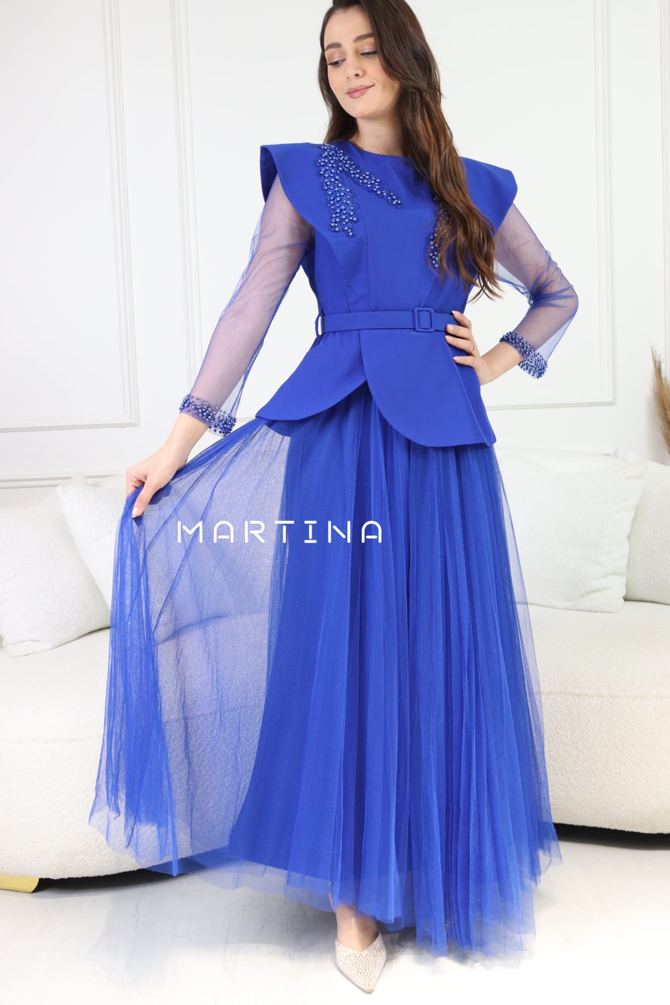 فستان طويل بتطريز على الكتف وأكمام شفافة