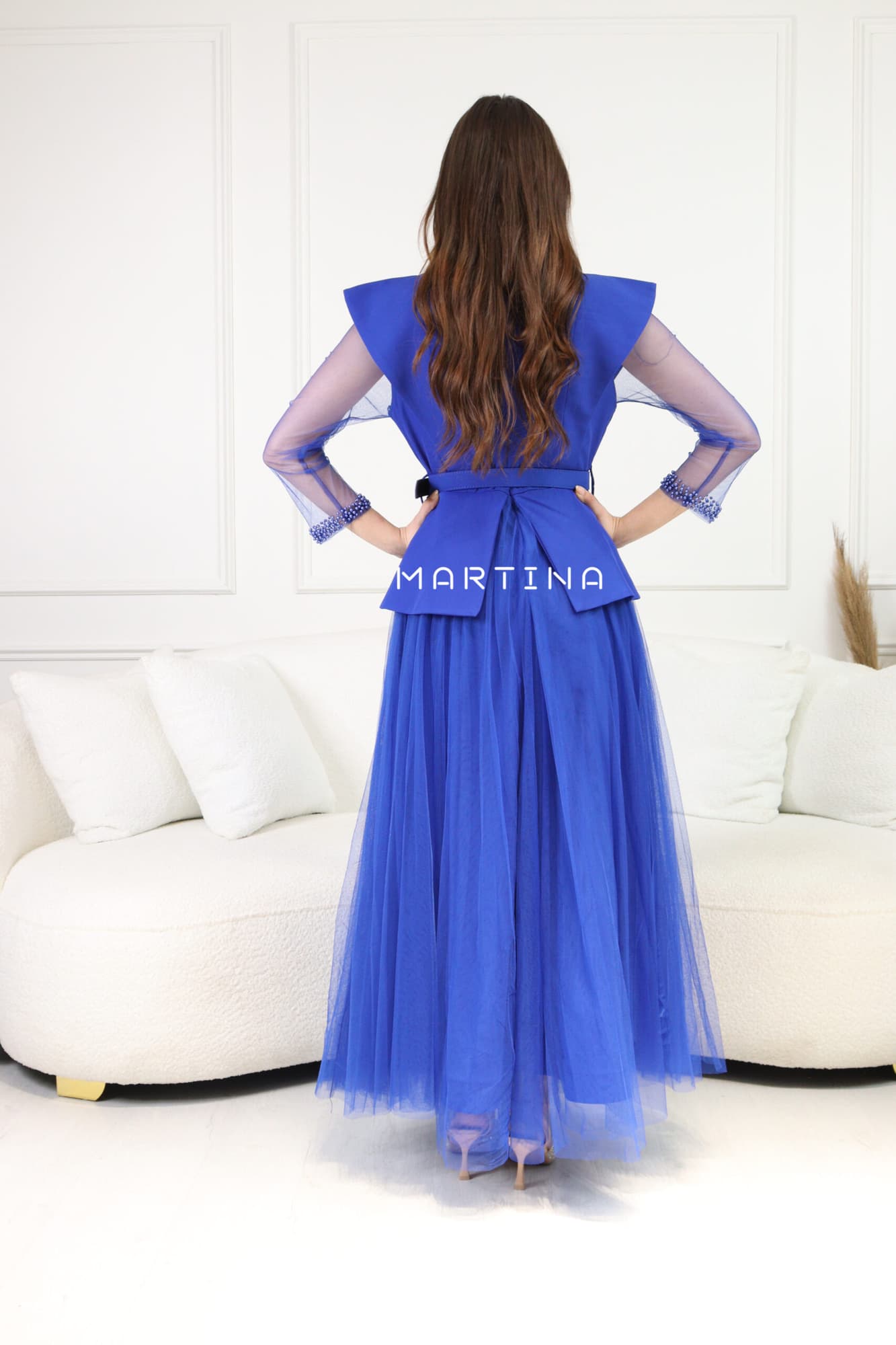 فستان طويل بتطريز على الكتف وأكمام شفافة