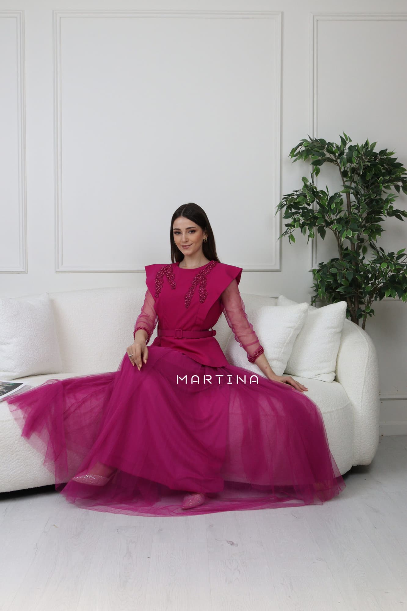 فستان طويل بتطريز على الكتف وأكمام شفافة